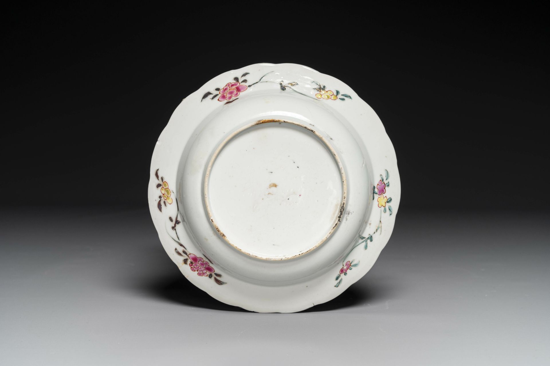 A Chinese famille rose plate with figures in a garden, Yongzheng - Bild 2 aus 2
