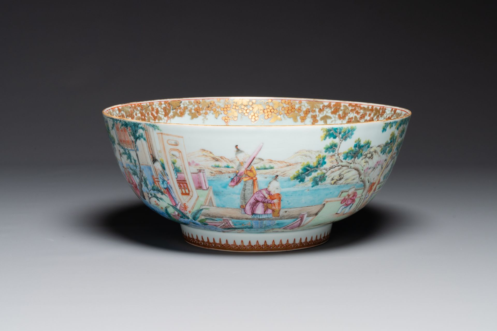 A fine large Chinese Canton famille rose bowl with boys and ladies in an elaborate garden scene, Qia - Bild 2 aus 7