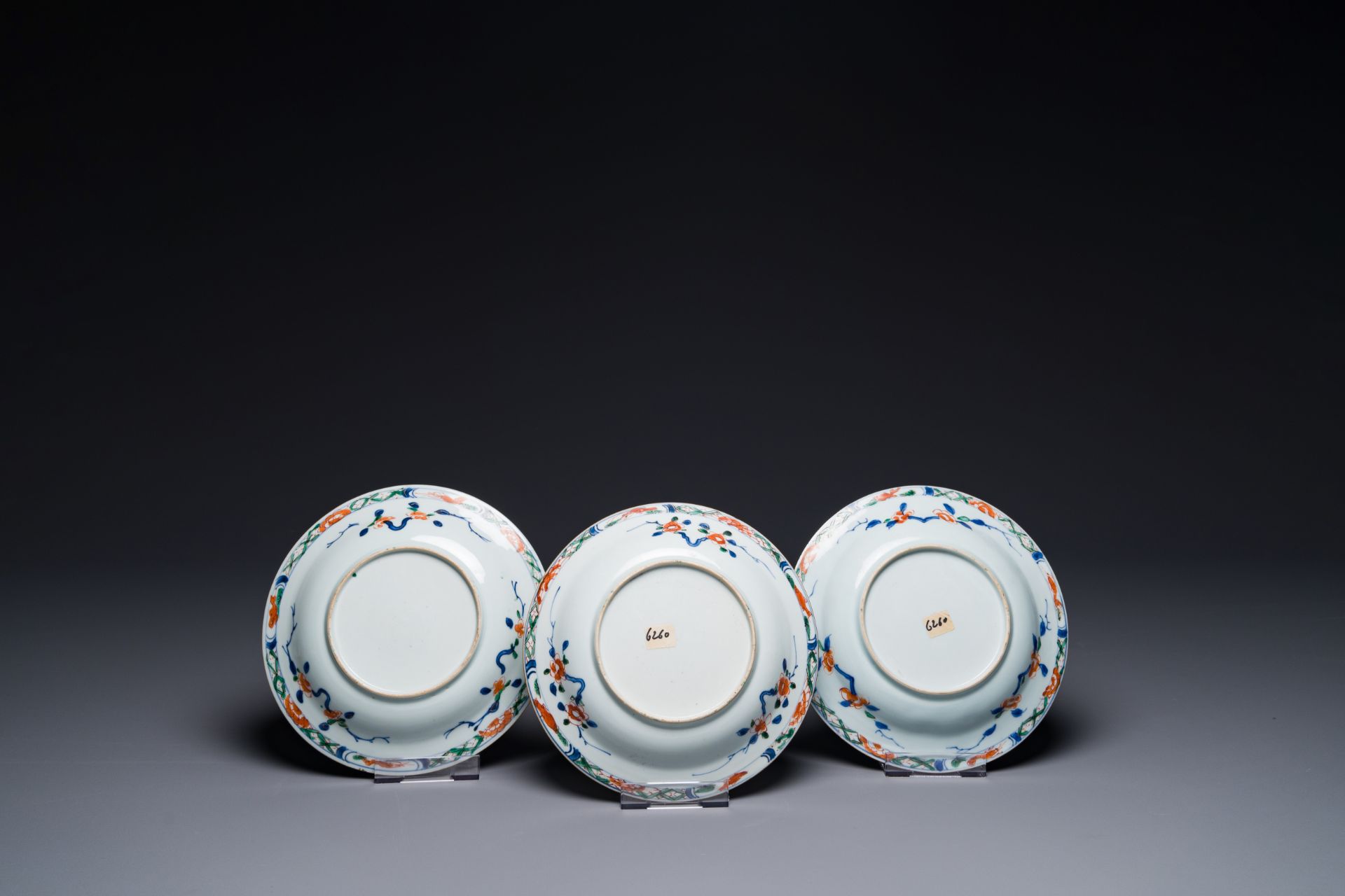 Three Chinese verte-imari 'Stanislaw' plates and five famille rose plates, Kangxi/Yongzheng - Bild 3 aus 3