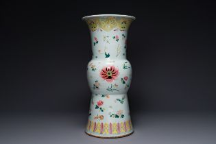 A Chinese famille rose pedestal stand with floral design, 19th C.