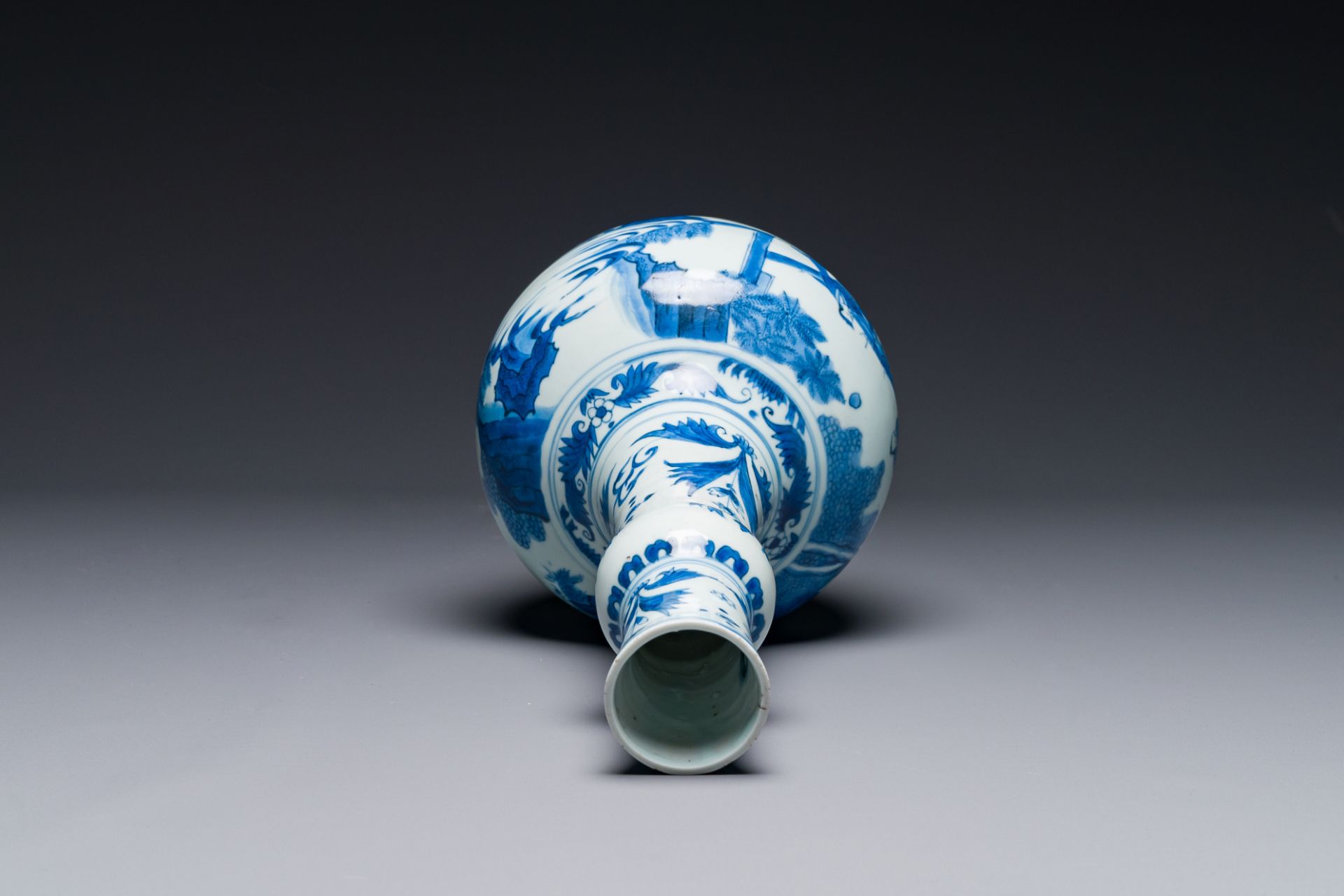A Chinese blue and white 'sages' bottle vase, Transitional period - Bild 5 aus 6