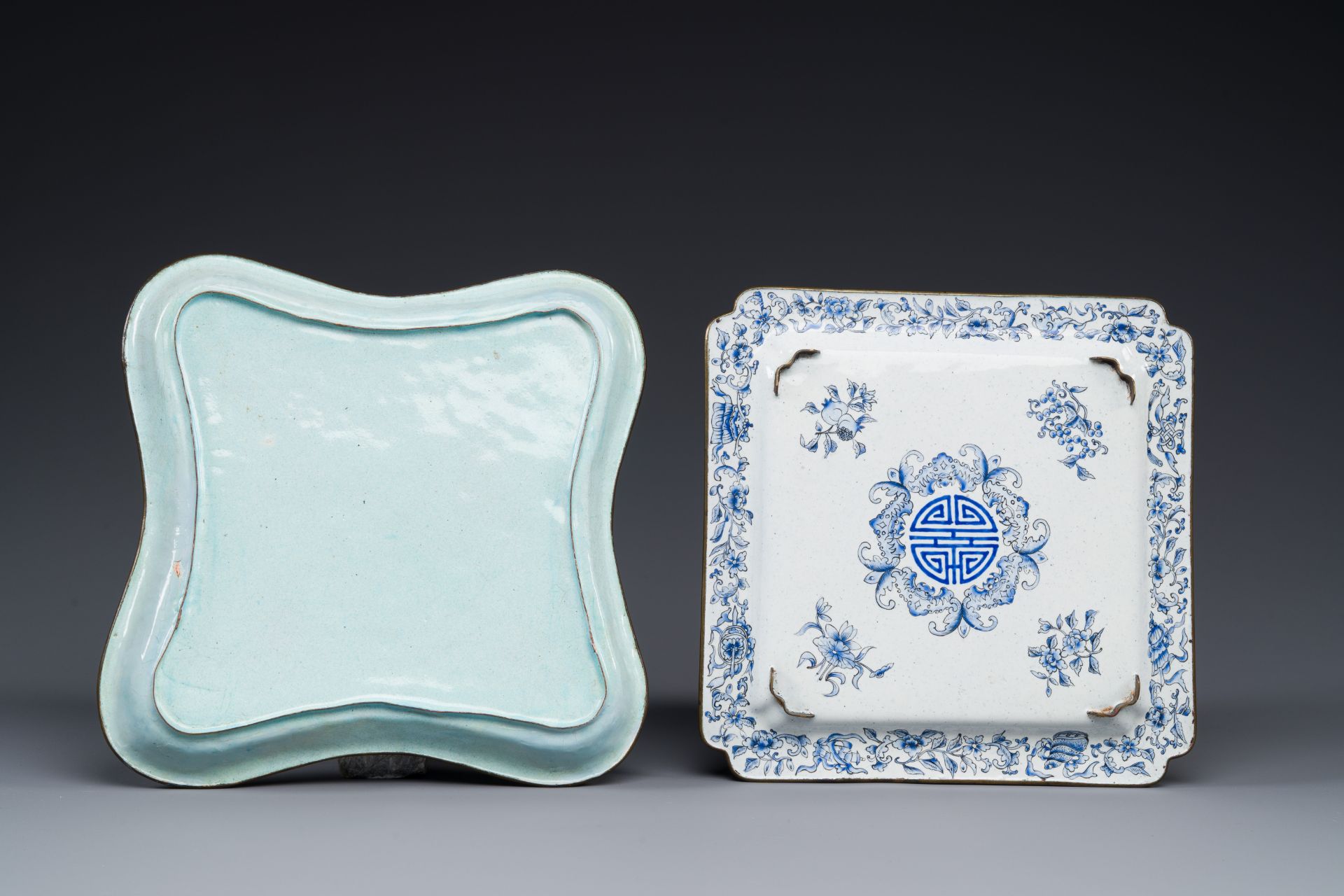Two Chinese Canton enamel square trays with narrative design, Shou å£½ mark, 18/19th C. - Bild 2 aus 6