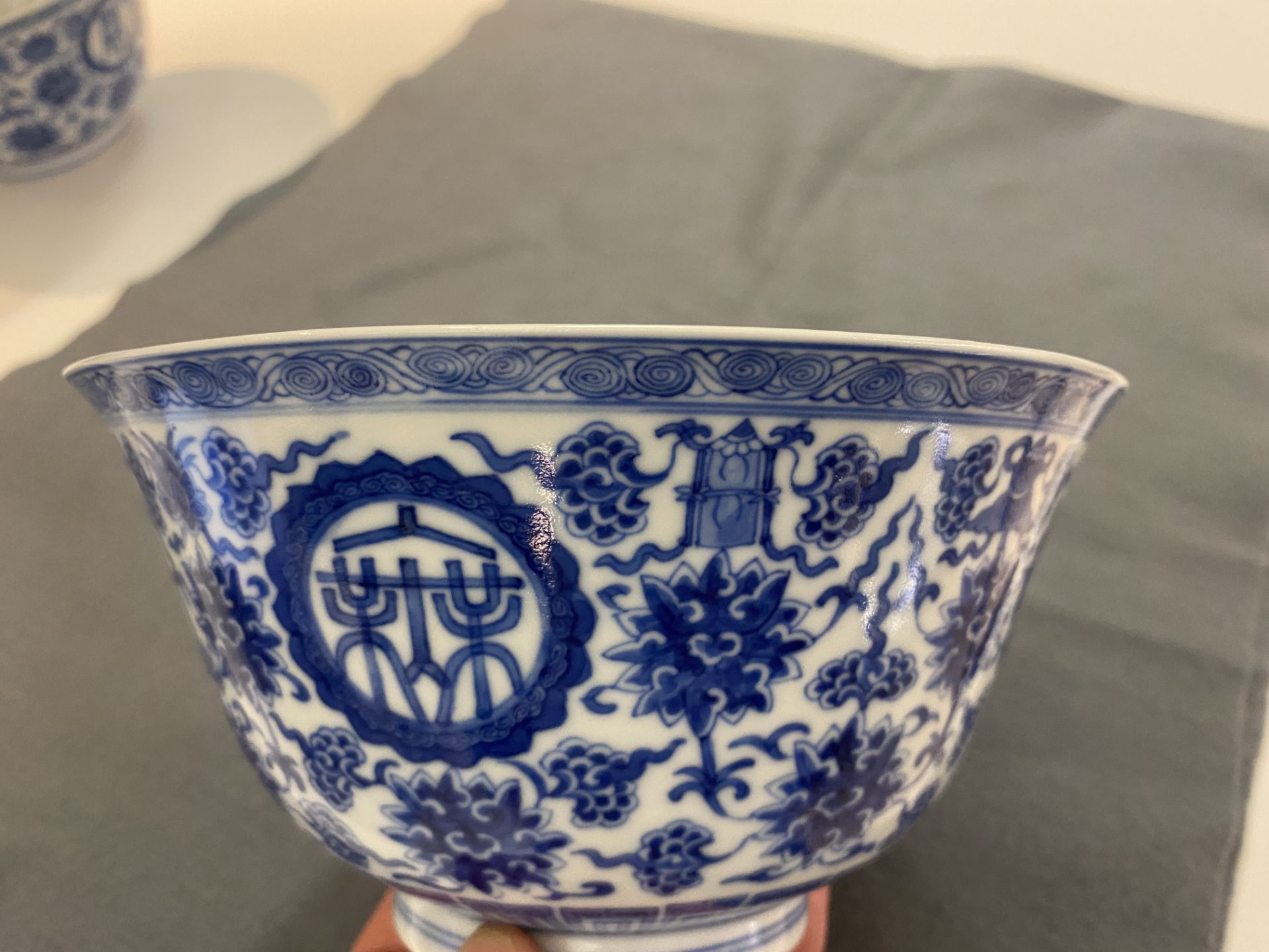 A pair of Chinese blue and white 'wan shou wu jiang' bowls, Qianlong mark and of the period - Bild 30 aus 40