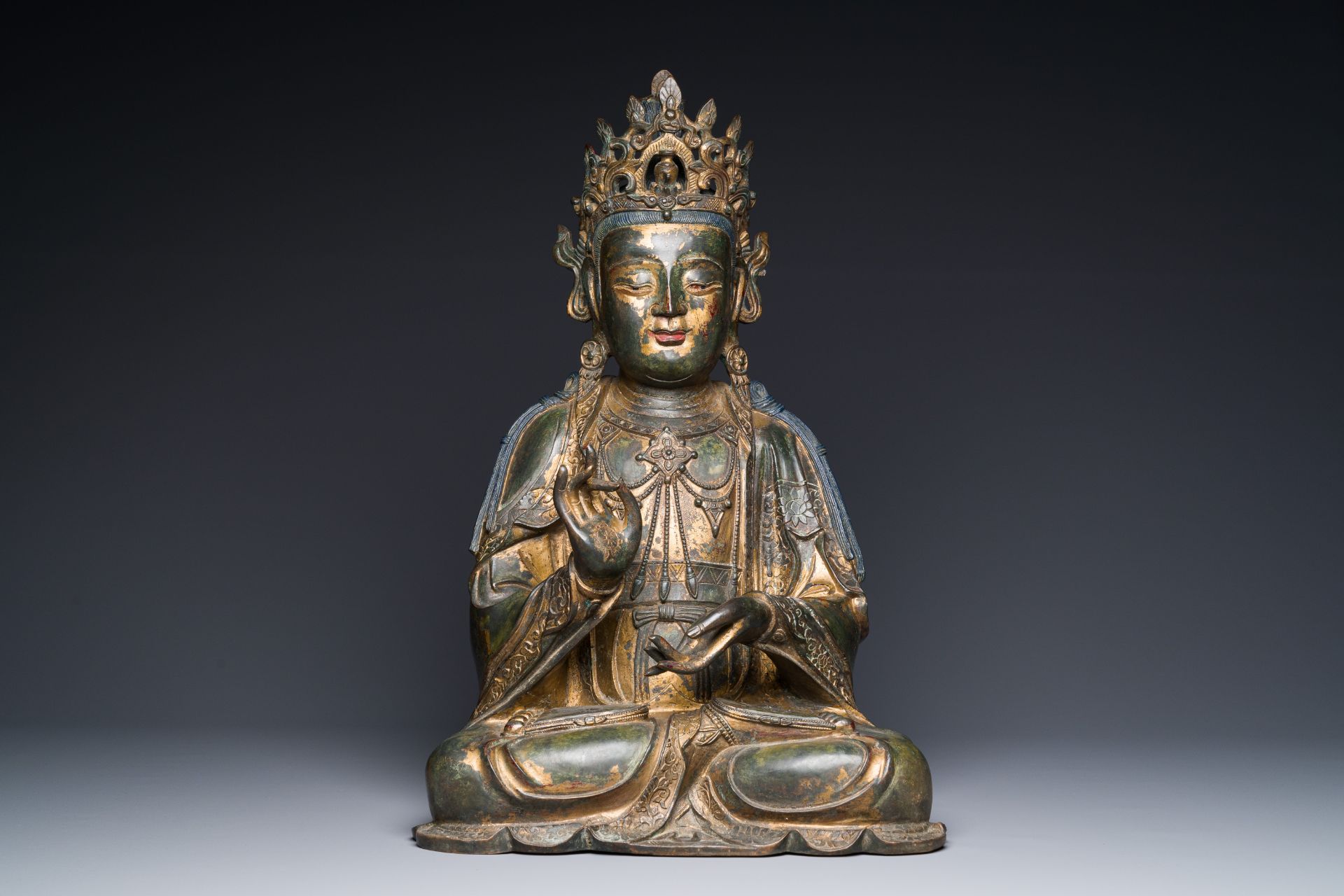 A large fine Chinese gilt-lacquered bronze sculpture of a Bodhisattva, Ming - Bild 2 aus 7