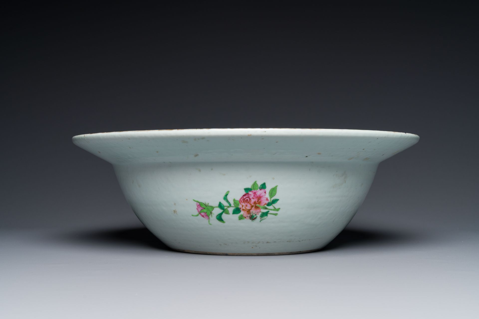 A large Chinese Canton famille rose 'Qi Lin Song Zi' basin, 19th C. - Bild 3 aus 5