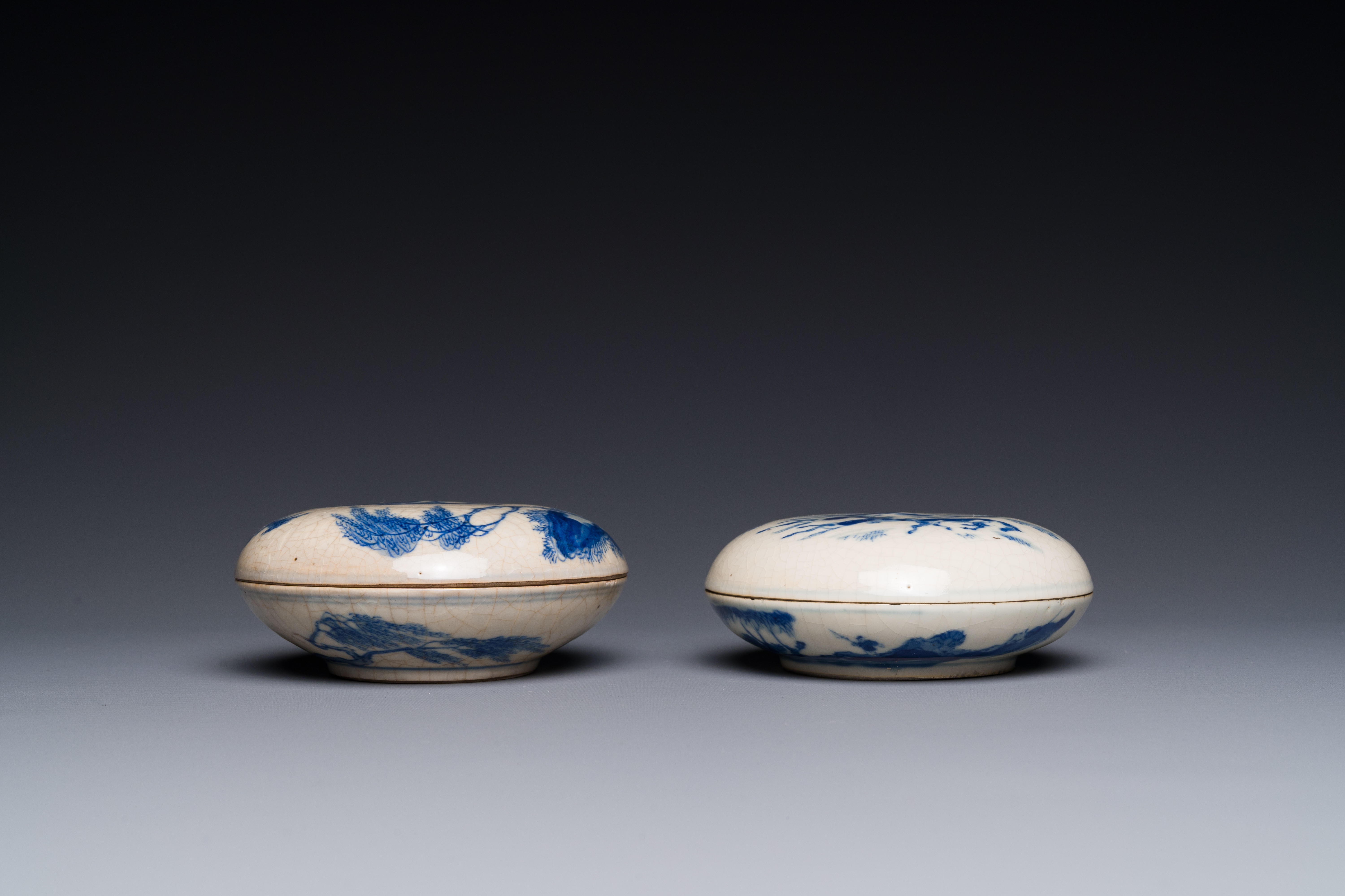 Two Chinese blue and white seal paste boxes and covers, Kangxi and artemisia leaf mark, 19th C. - Image 4 of 4