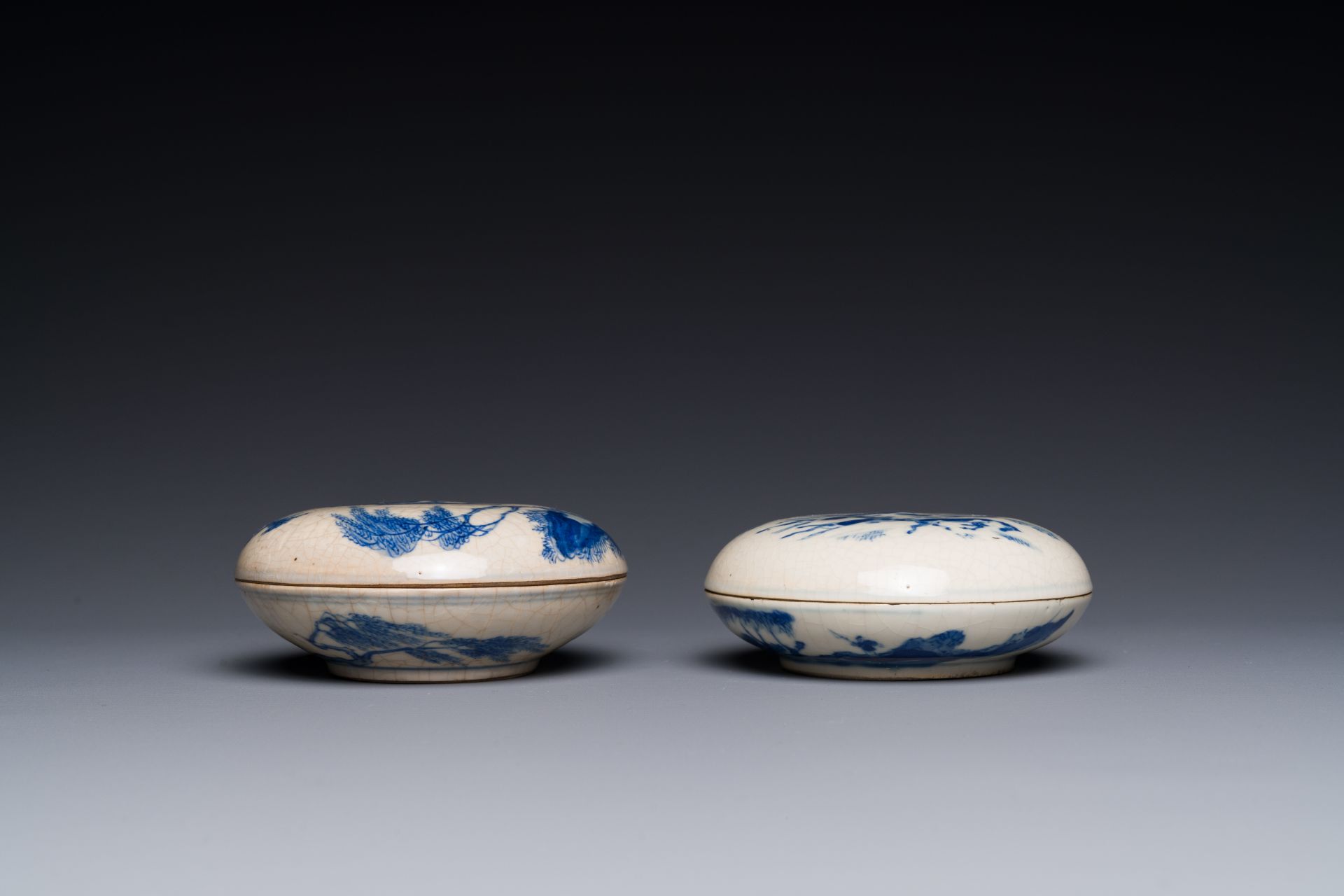 Two Chinese blue and white seal paste boxes and covers, Kangxi and artemisia leaf mark, 19th C. - Bild 4 aus 4
