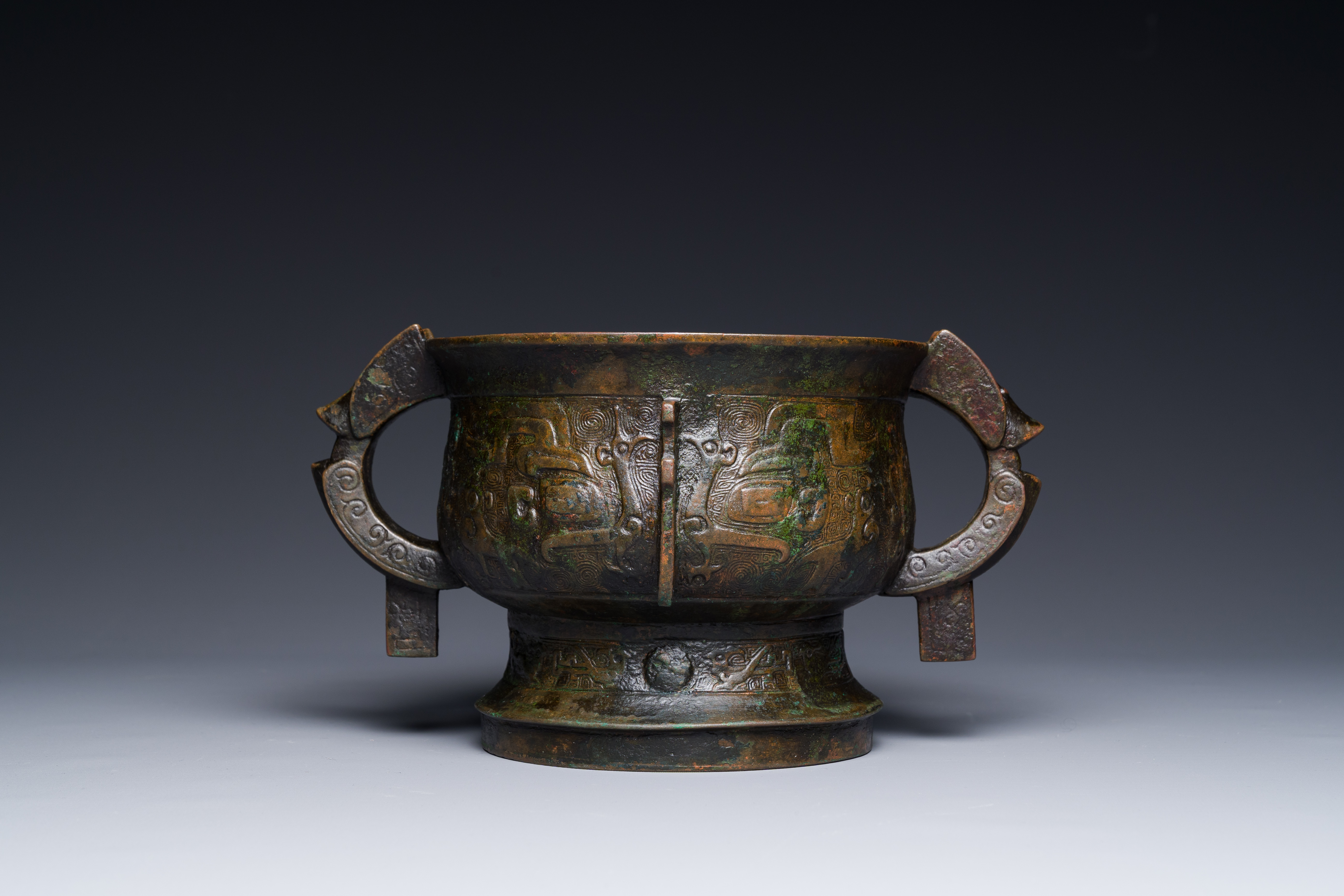 A Chinese unusual archaistic bronze censer with wooden cover, 'gui', Song - Image 10 of 21