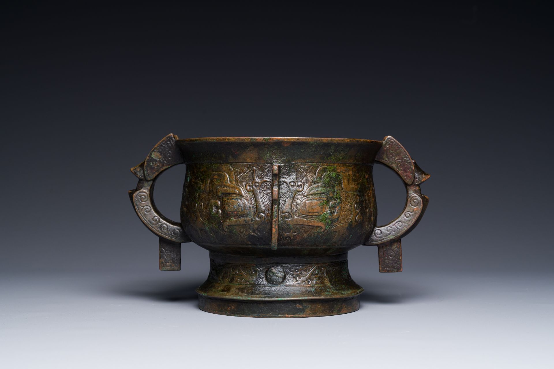 A Chinese unusual archaistic bronze censer with wooden cover, 'gui', Song - Bild 10 aus 21