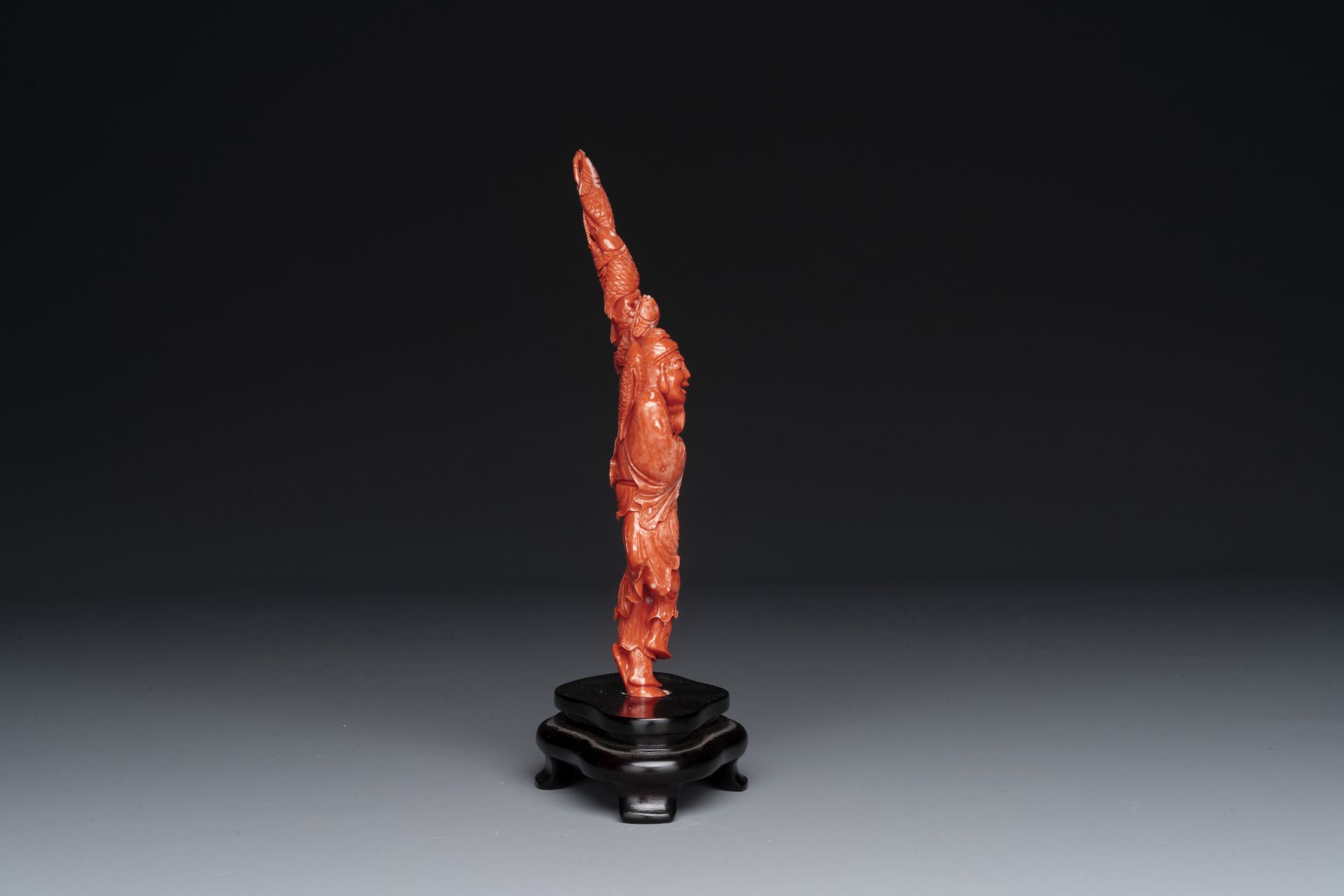 A Chinese red coral figure of a fisherman on wooden stand, 19/20th C. - Image 4 of 6