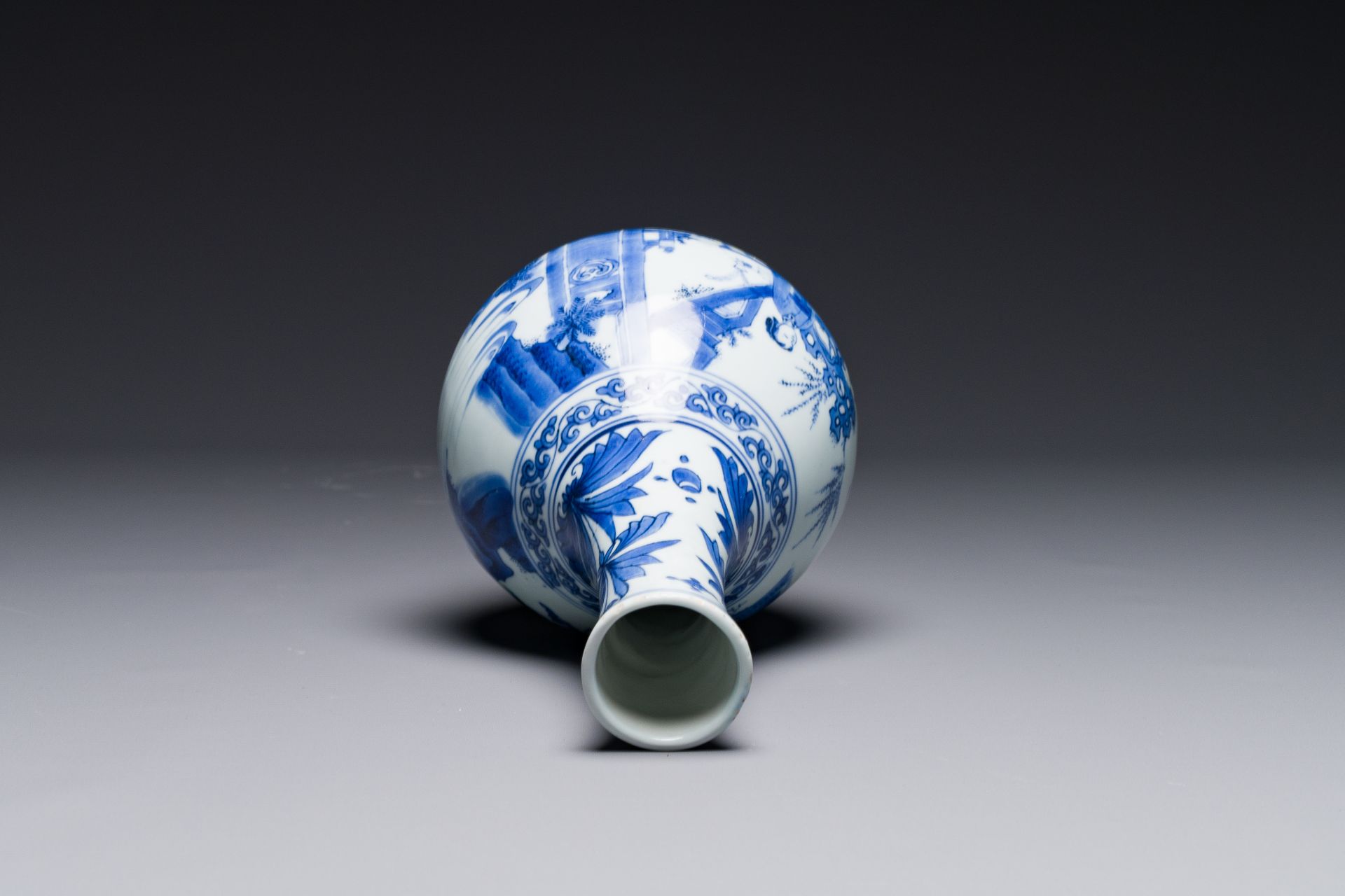 A Chinese blue and white bottle vase, Transitional period - Bild 5 aus 6