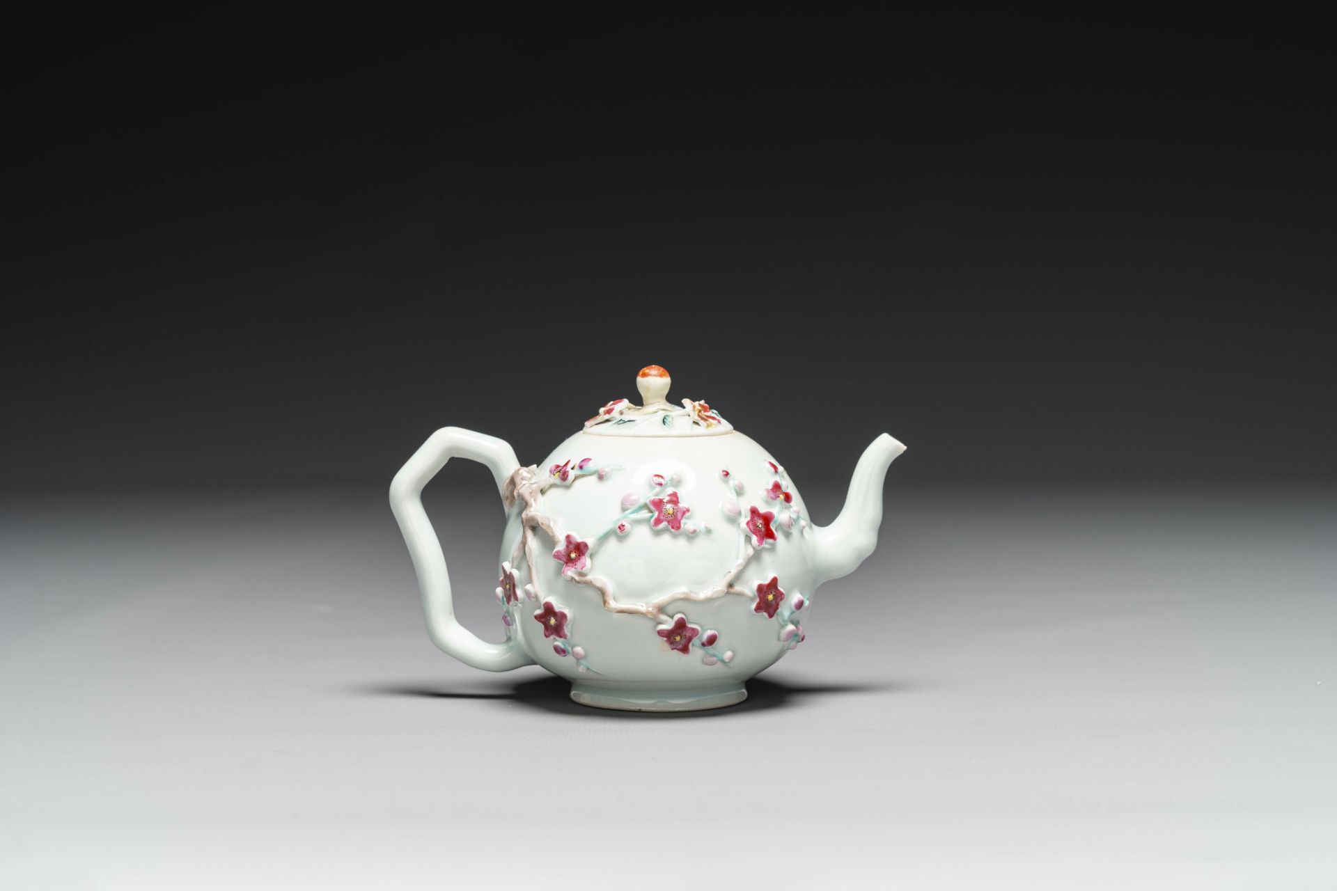 A varied collection of Chinese famille rose porcelain, Yongzheng/Qianlong - Image 9 of 13