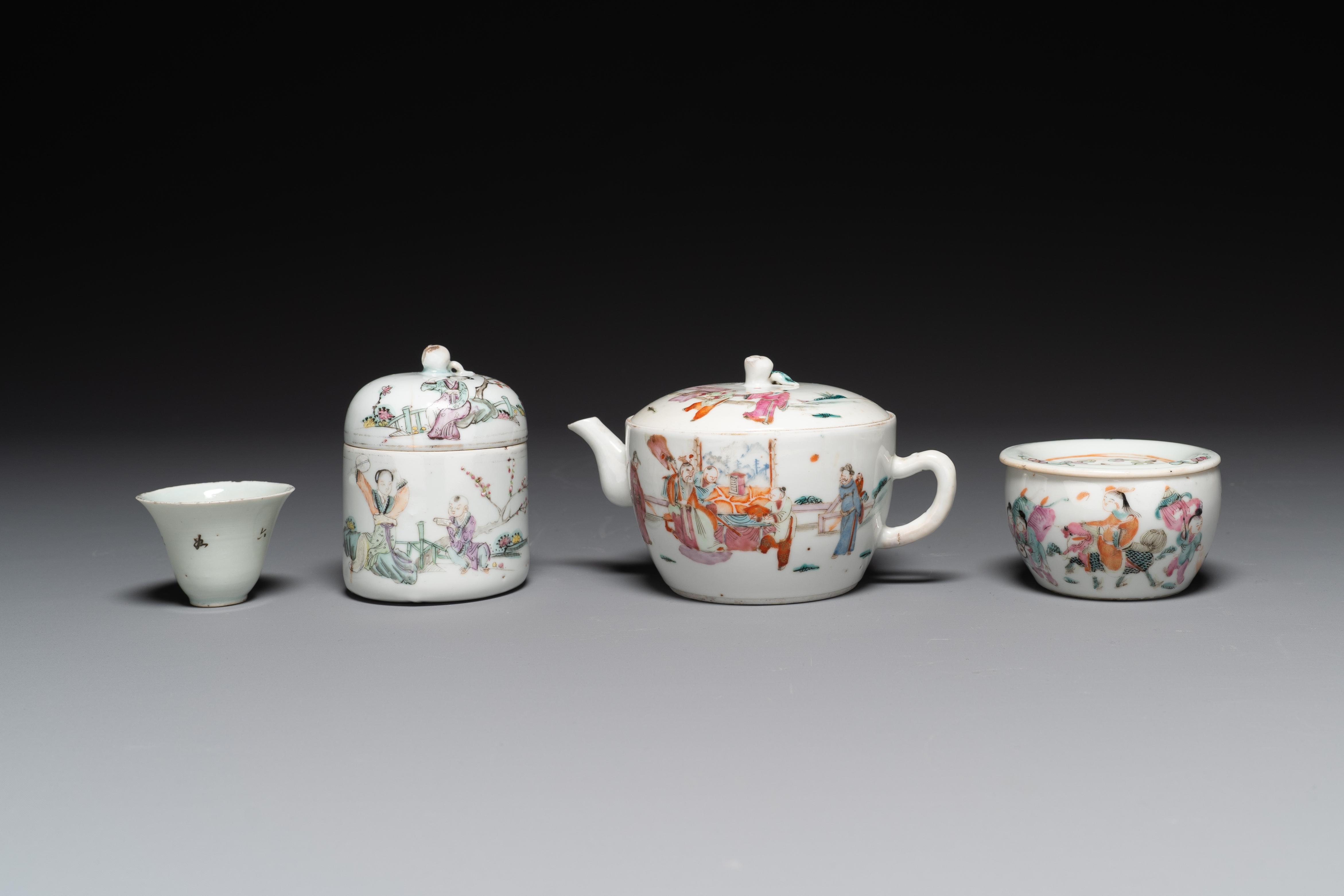 A varied collection of Chinese famille rose and qianjiang cai porcelain, 19/20th C. - Image 7 of 10
