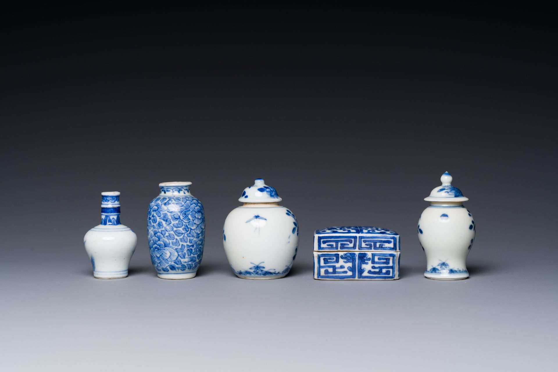 Four Chinese blue and white vases and a box with cover, all marked, 18/19th C. - Bild 3 aus 4