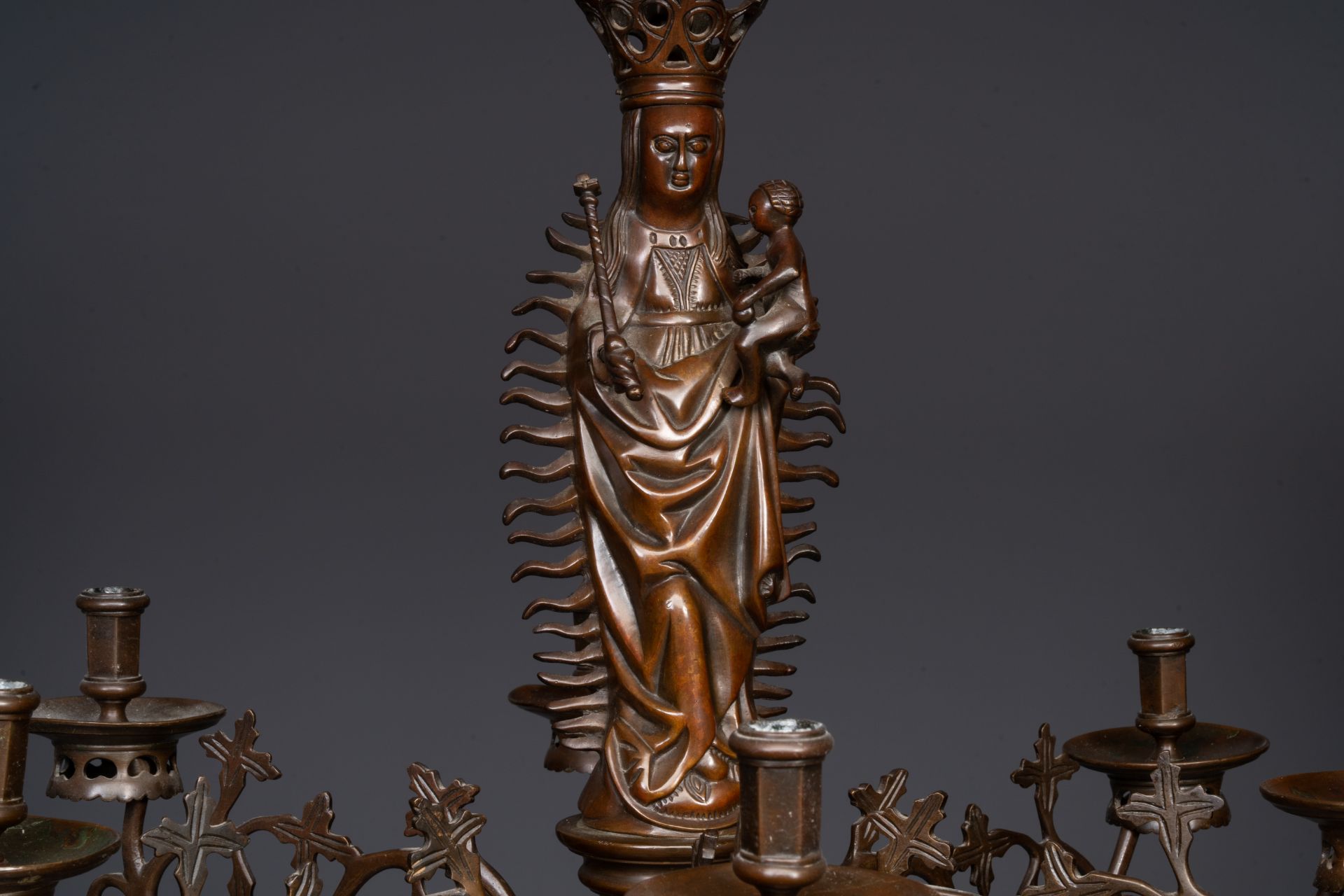 A Flemish or Dutch bronze Gothic Revival large bronze 'Madonna and Child' chandelier, 19th C. - Bild 3 aus 8