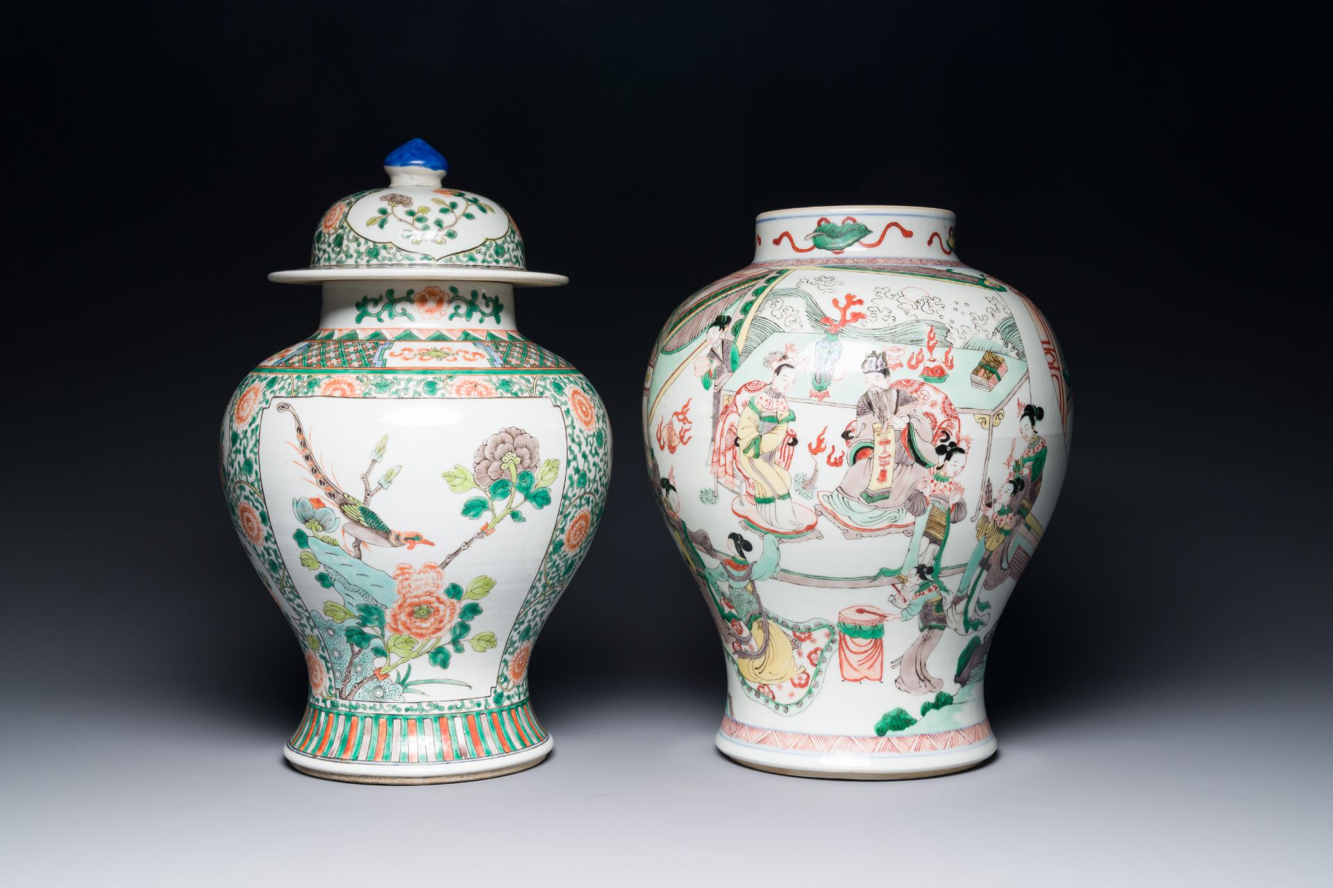 Two Chinese famille verte porcelain vases and covers on wooden stands, 19th C. - Bild 2 aus 4