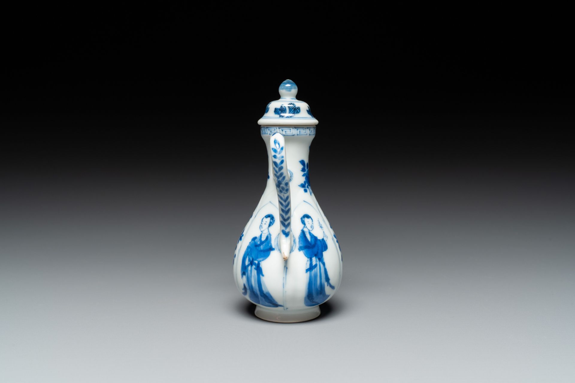 A Chinese blue and white 'Long Eliza' ewer and cover, jade mark, Kangxi - Image 6 of 8