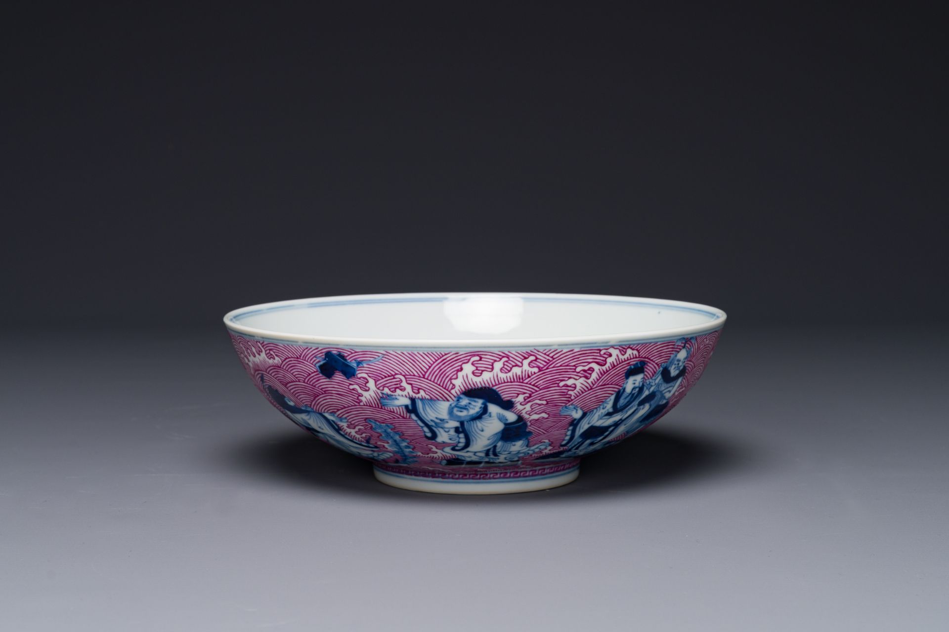 A Chinese blue, white and puce-enamelled 'Eight Immortals' bowl, Guangxu mark and of the period - Bild 4 aus 8