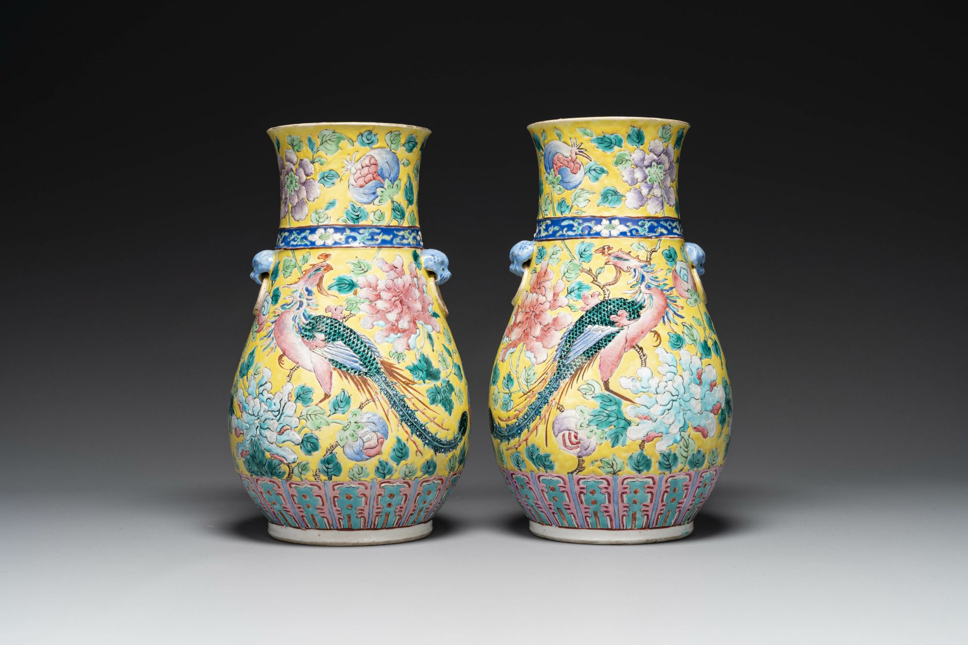 A pair of Chinese famille rose yellow-ground 'hu' vases for the Straits or Peranakan market, 19th C. - Bild 3 aus 6