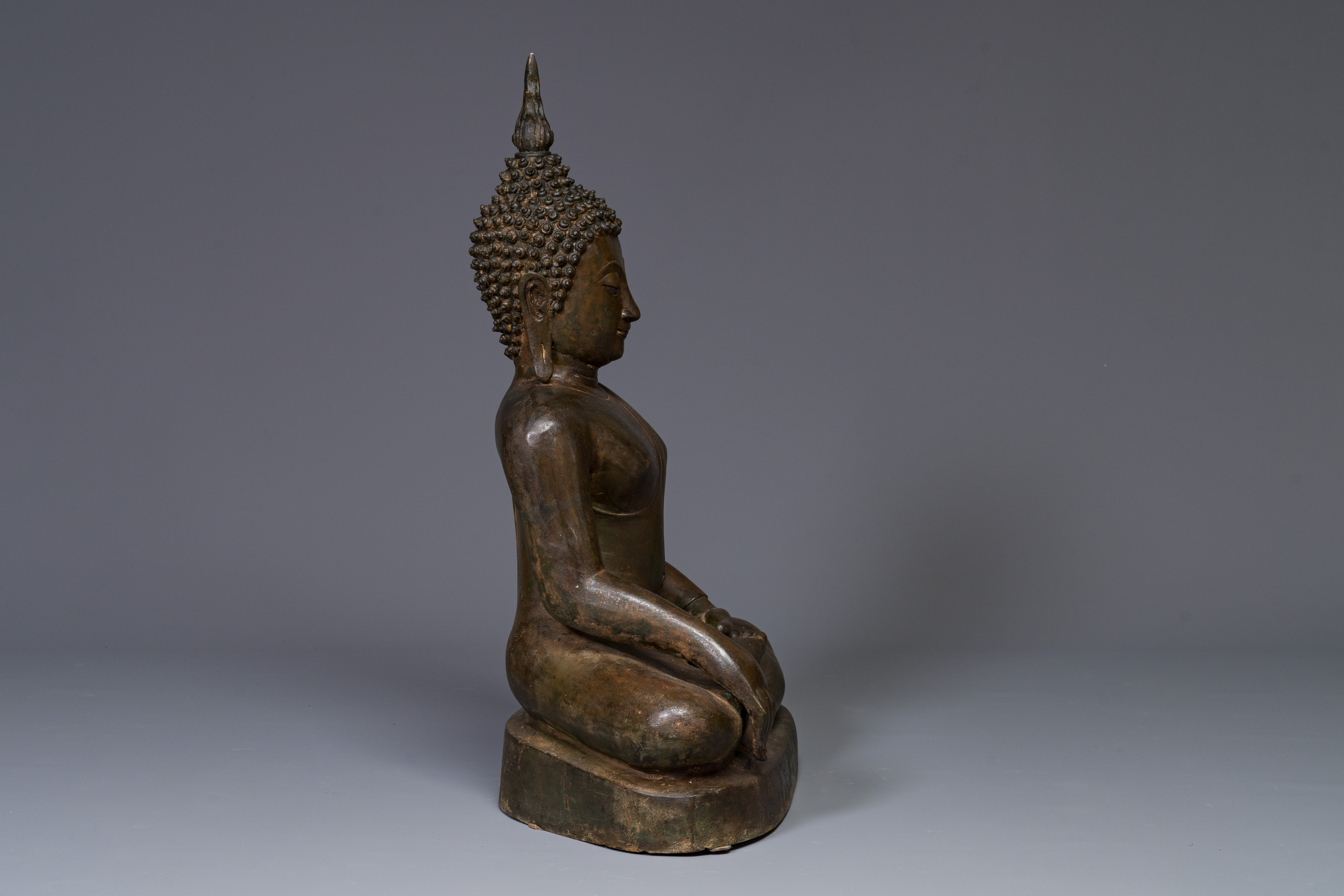 A Thai bronze Buddha in bhumisparsha mudra, 18/19th C. - Image 6 of 18