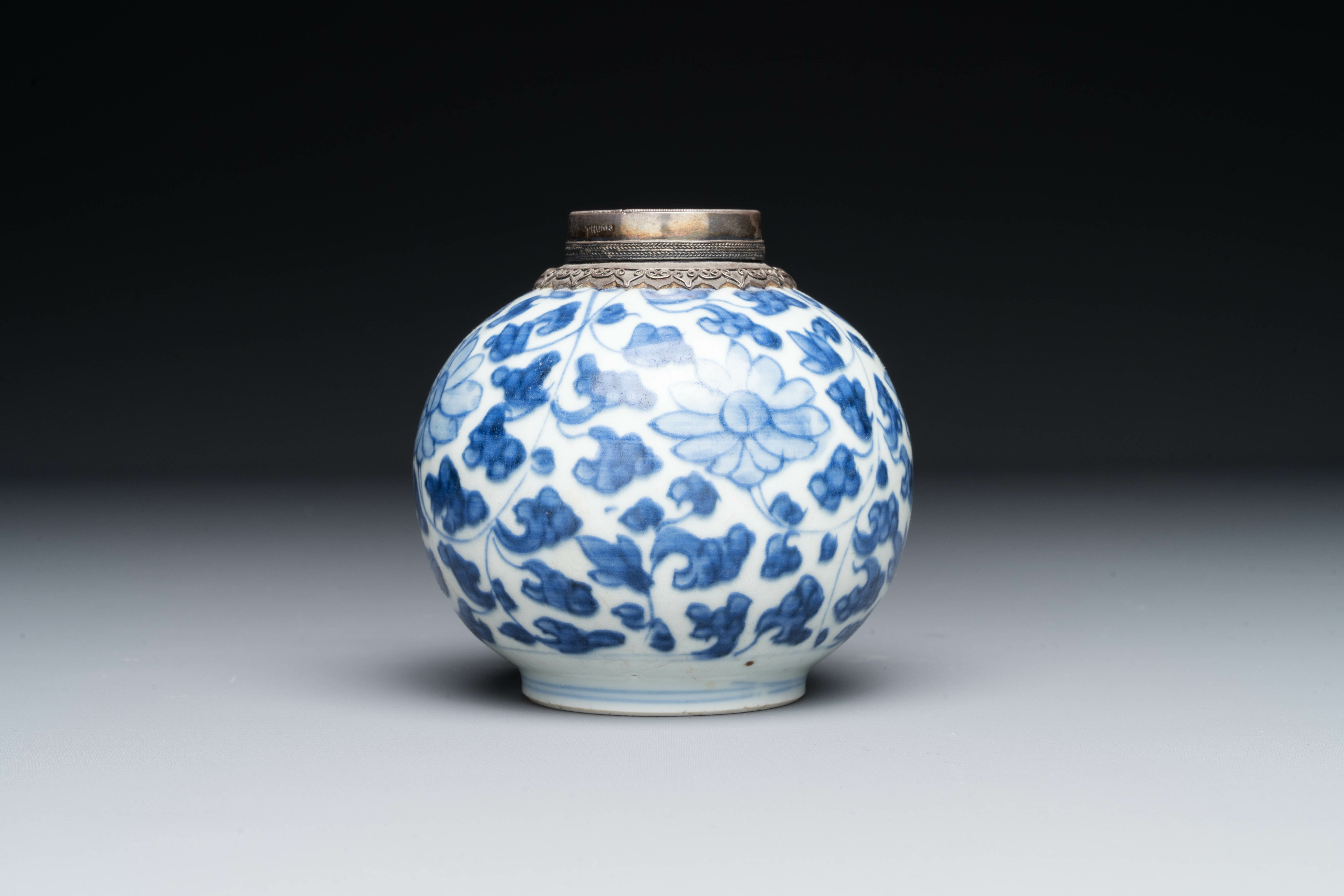 A varied collection of seven pieces of Chinese porcelain and Canton enamel, Kangxi and later - Image 10 of 19