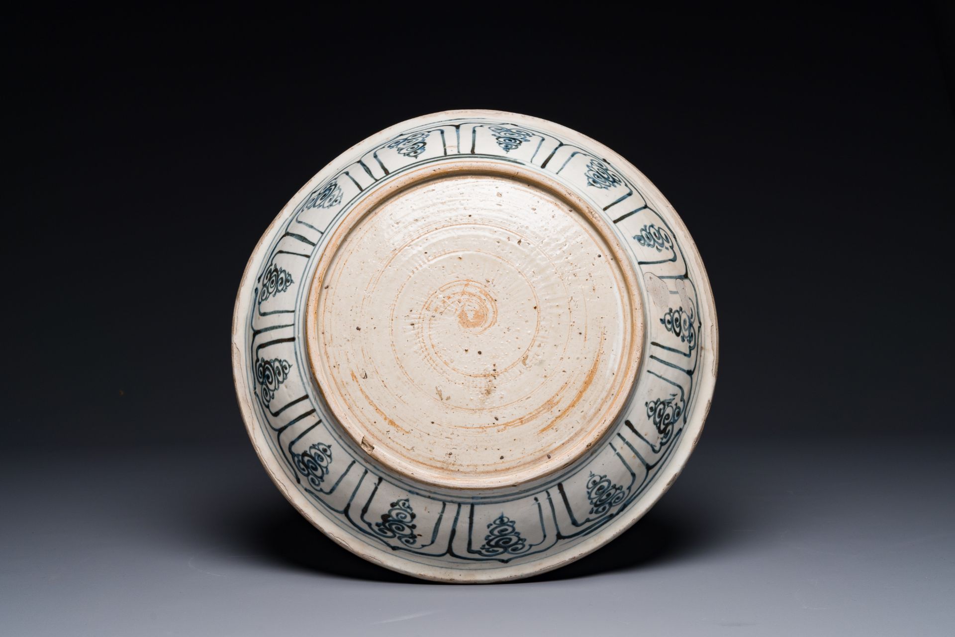 A Vietnamese or Annamese blue and white 'floral' dish, 15/16th C. - Bild 2 aus 2