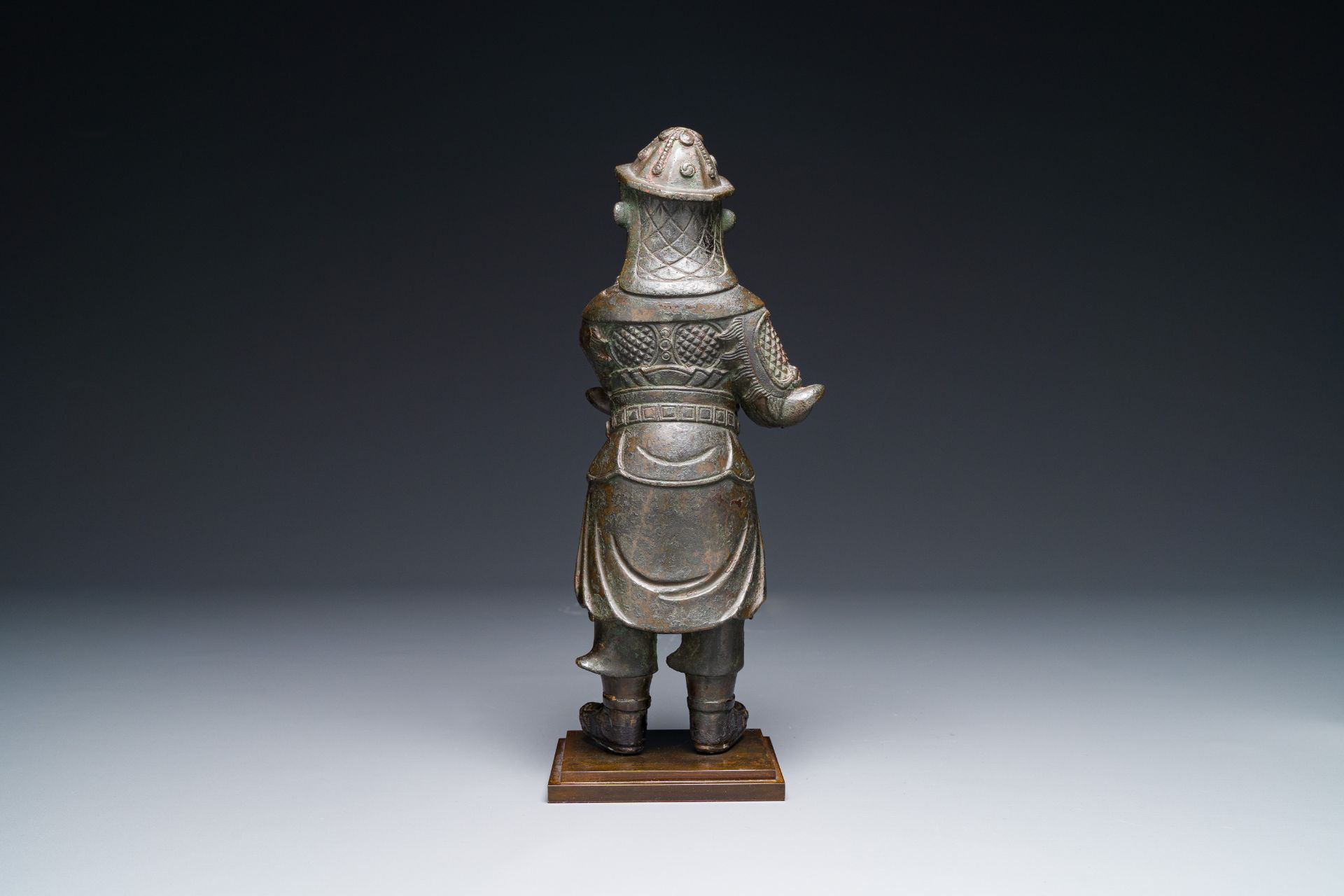 A fine Chinese gilt bronze figure of Zhou Cang å‘¨å€‰, Ming - Bild 8 aus 9