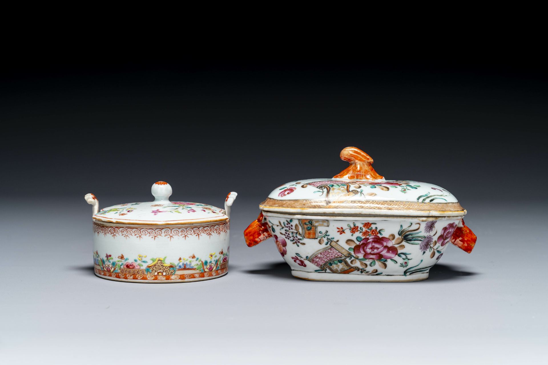 Three Chinese famille rose plates, a butter tub and a tureen and cover, Qianlong - Bild 4 aus 7