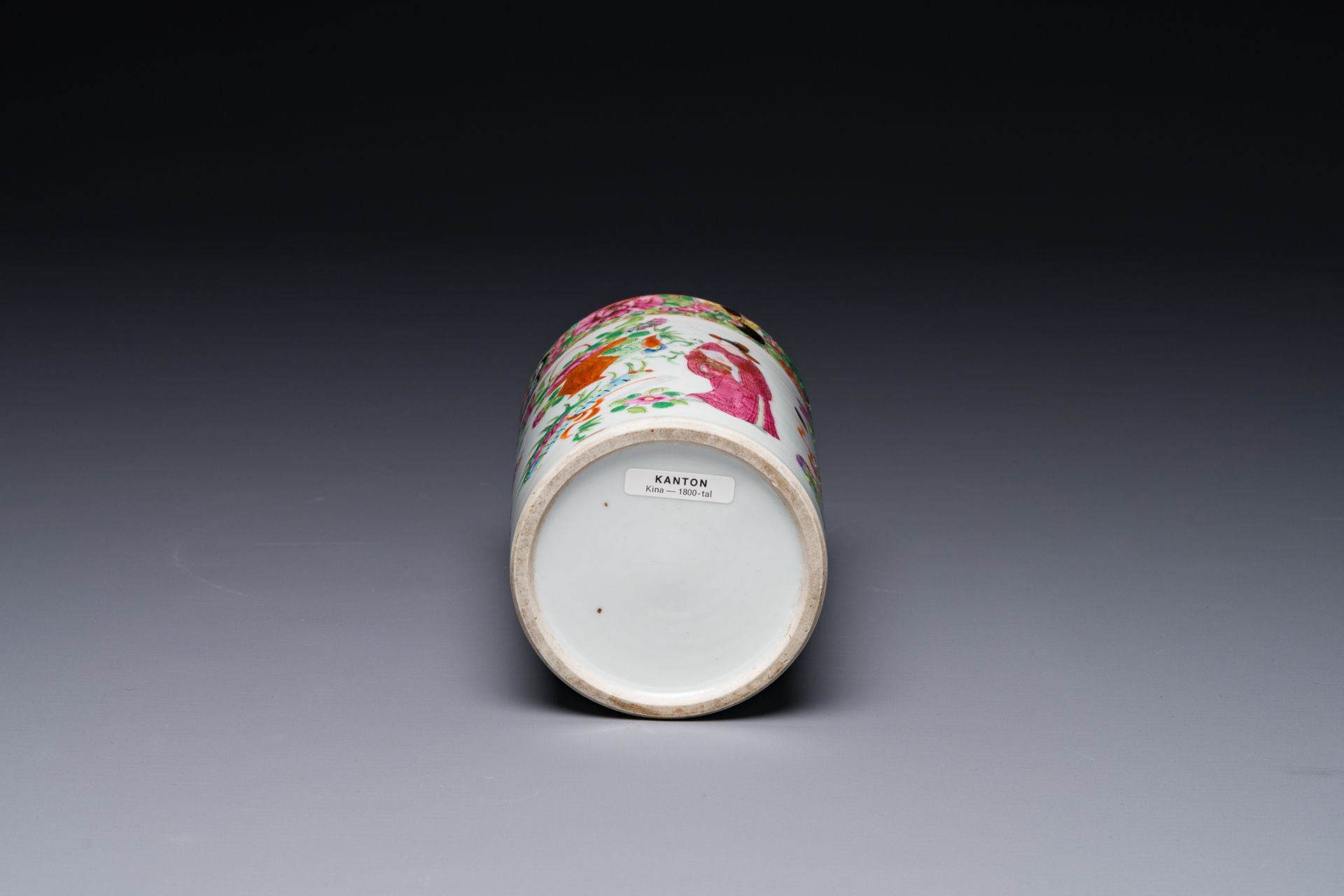 A Chinese Canton famille rose 'Wu Shuang Pu' brush pot, 19th C. - Image 7 of 7