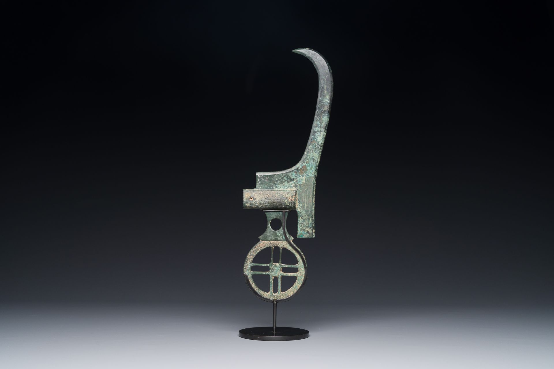 A Chinese ceremonial bronze dagger axe, 'ge', Warring States period - Bild 5 aus 6