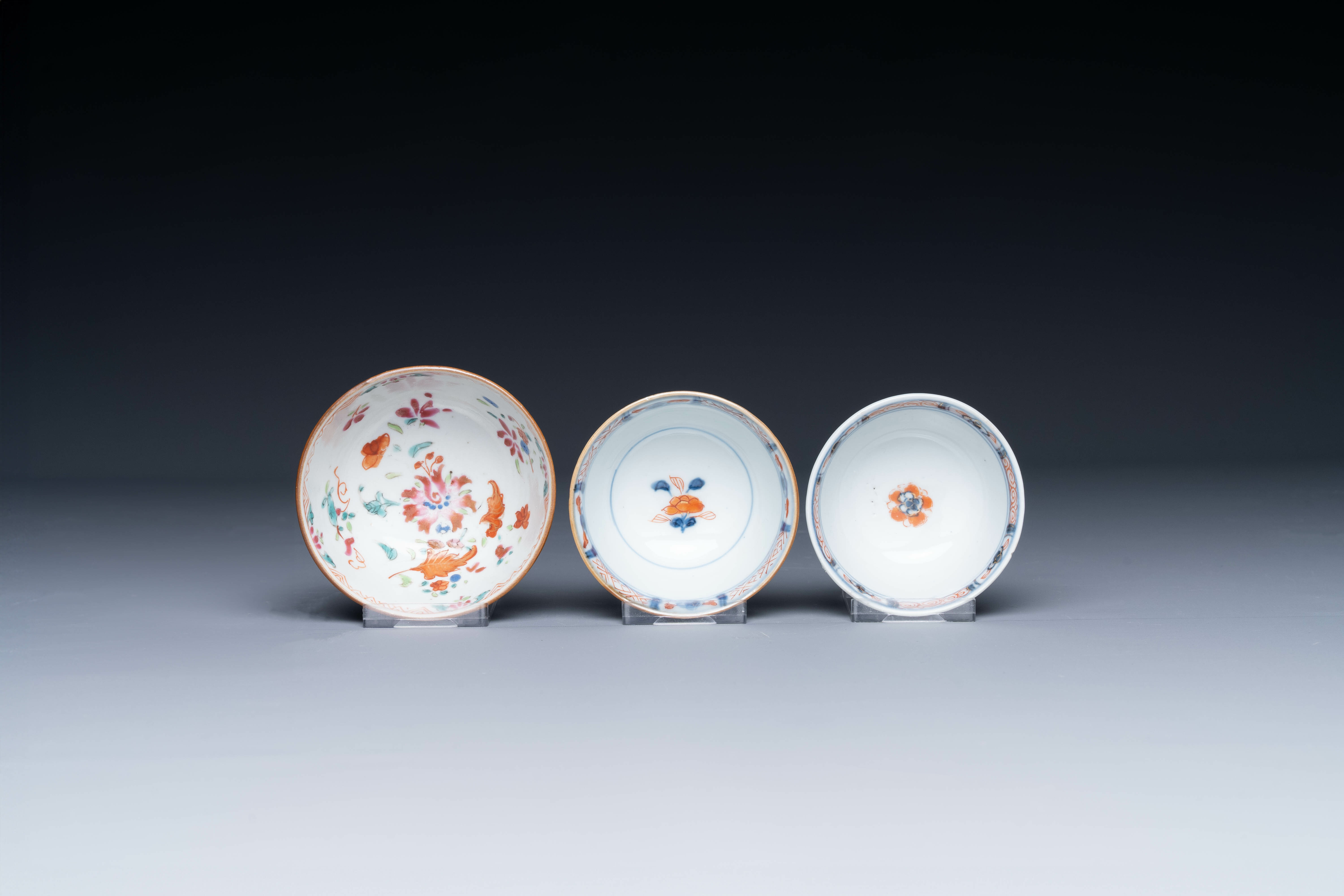 A varied collection of Chinese famille rose and Imari-style porcelain, Yongzheng and later - Image 12 of 21