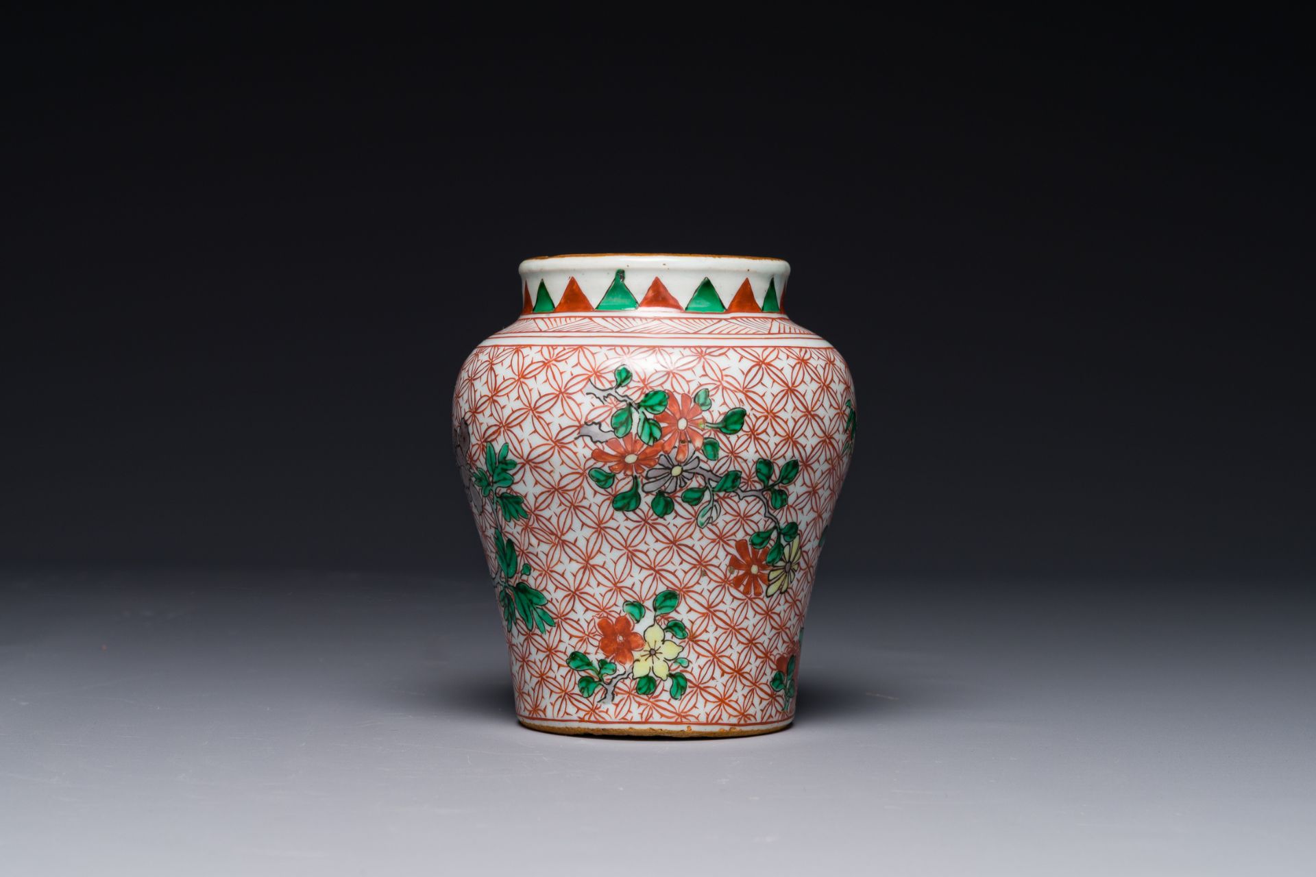 A small Chinese wucai jar with floral design, Transition period - Image 3 of 6