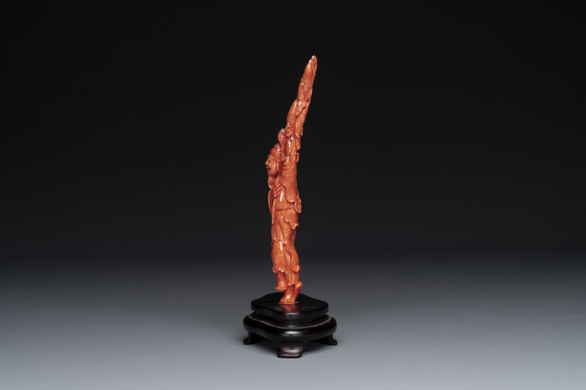 A Chinese red coral figure of a fisherman on wooden stand, 19/20th C. - Image 2 of 6