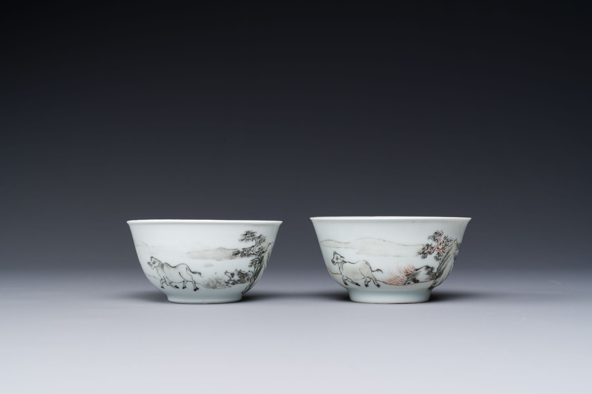 A pair of Chinese grisaille and iron-red 'buffalo' cups and saucers and a 'rooster' saucer, Yongzhen - Bild 3 aus 6