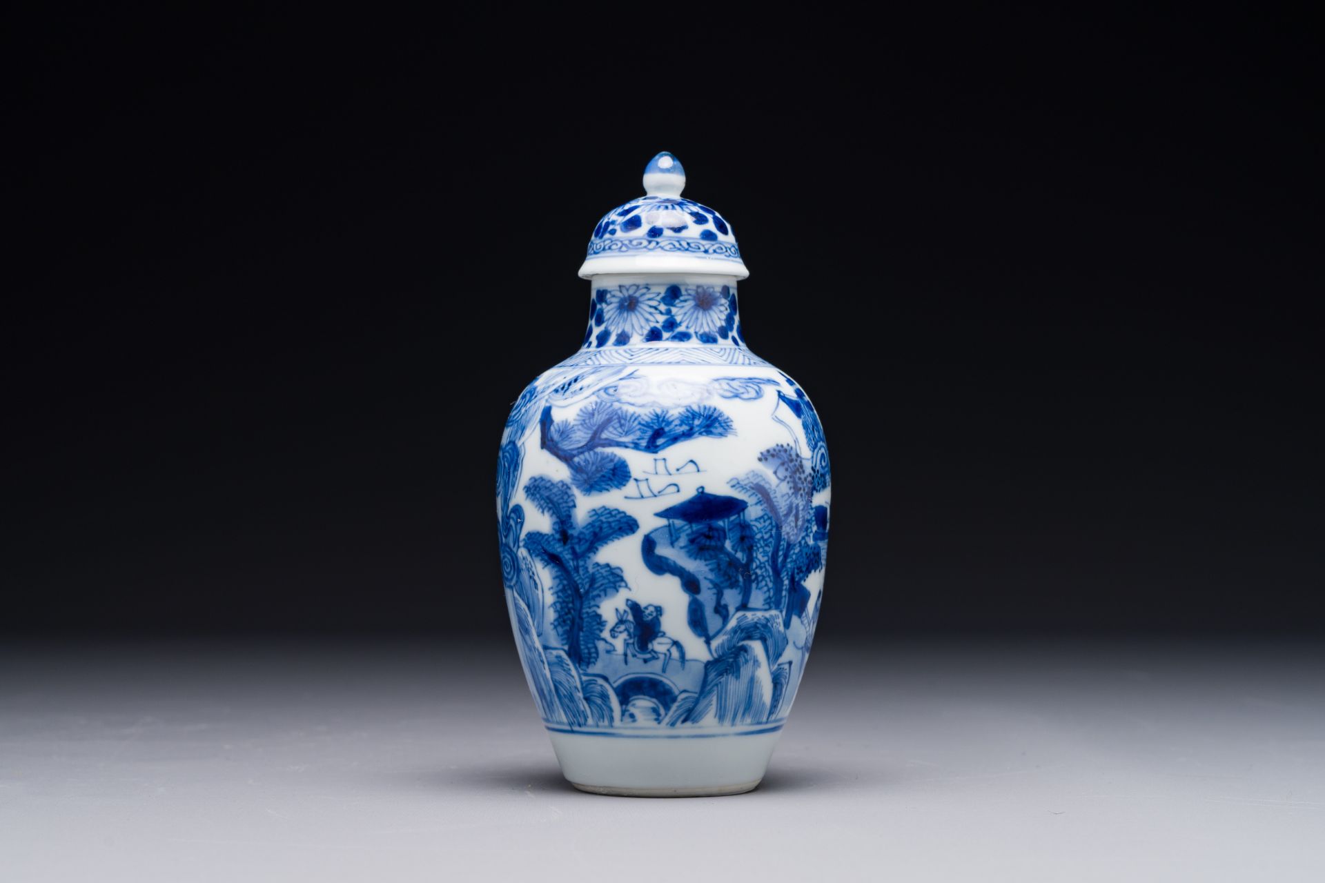 A Chinese blue and white covered vase with fishermen in a river landscape, jade mark, Kangxi - Bild 5 aus 7