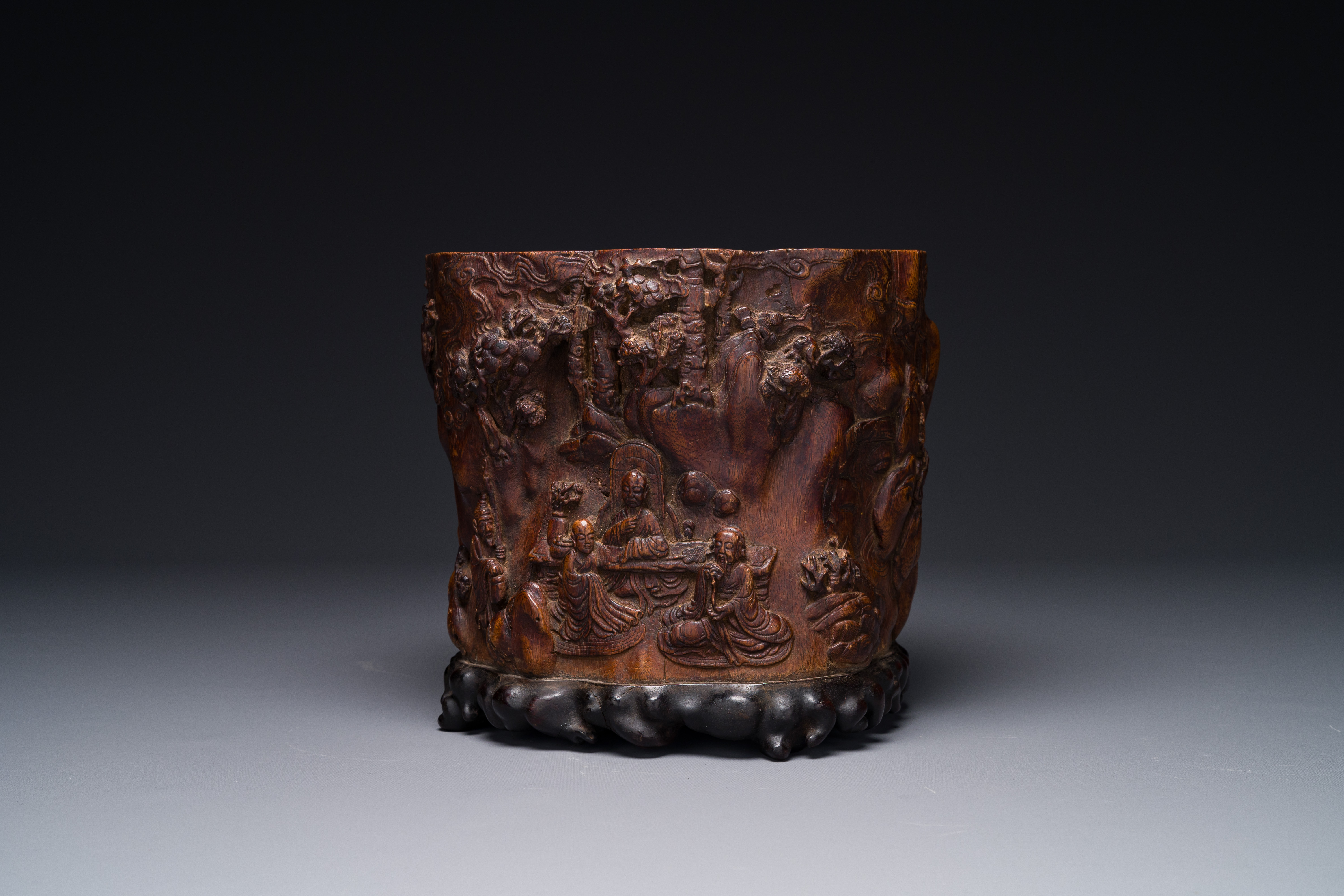 A large Chinese carved huanghuali wooden brush pot with Taoist design, 17/18th C. - Image 3 of 7