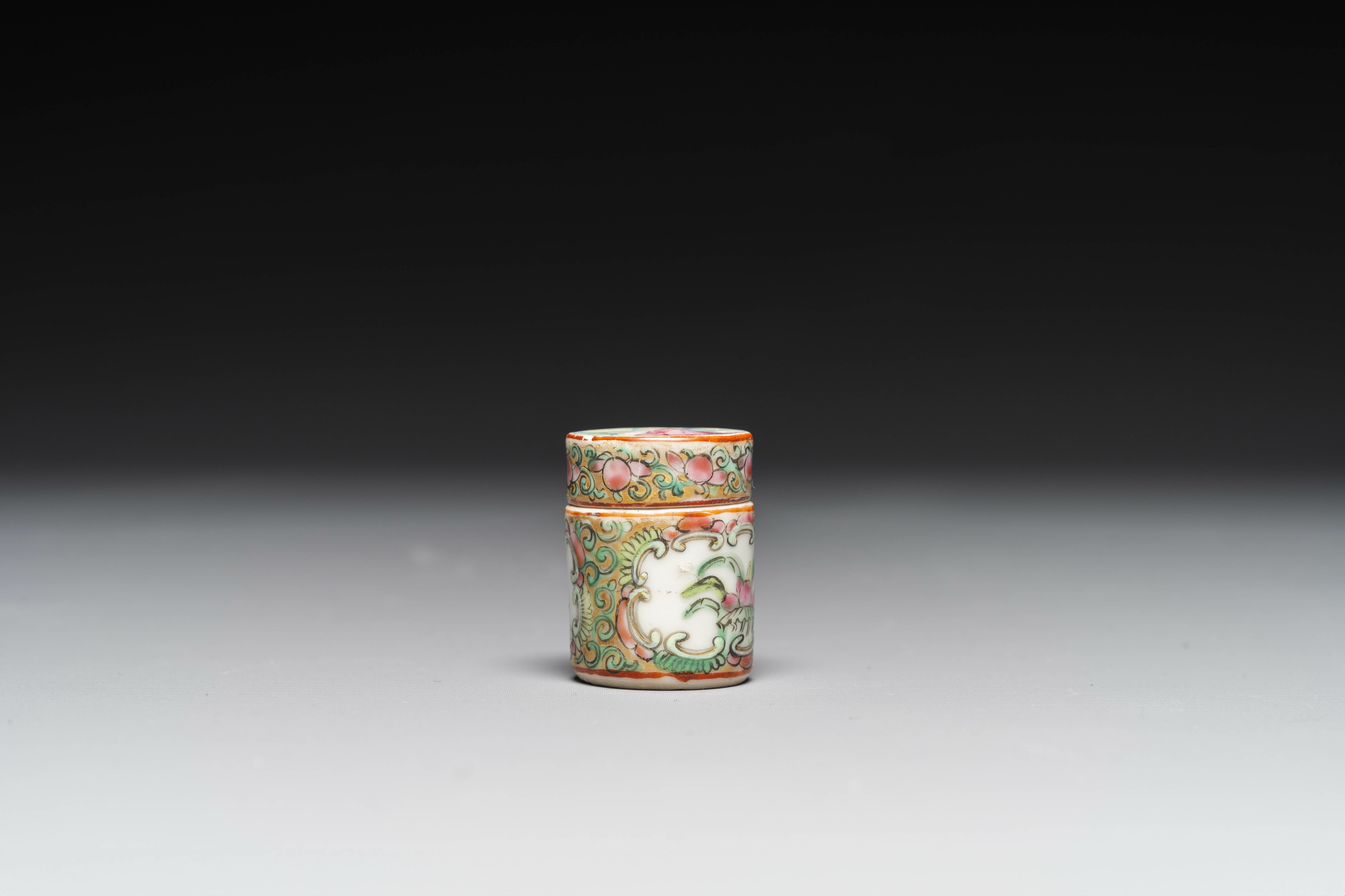 A varied collection of Chinese blue and white and famille rose porcelain, Qianlong and later - Image 17 of 19