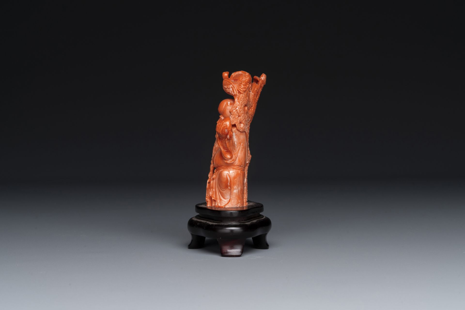 A Chinese red coral figure of Shoulao on wooden stand, 19/20th C. - Image 4 of 5