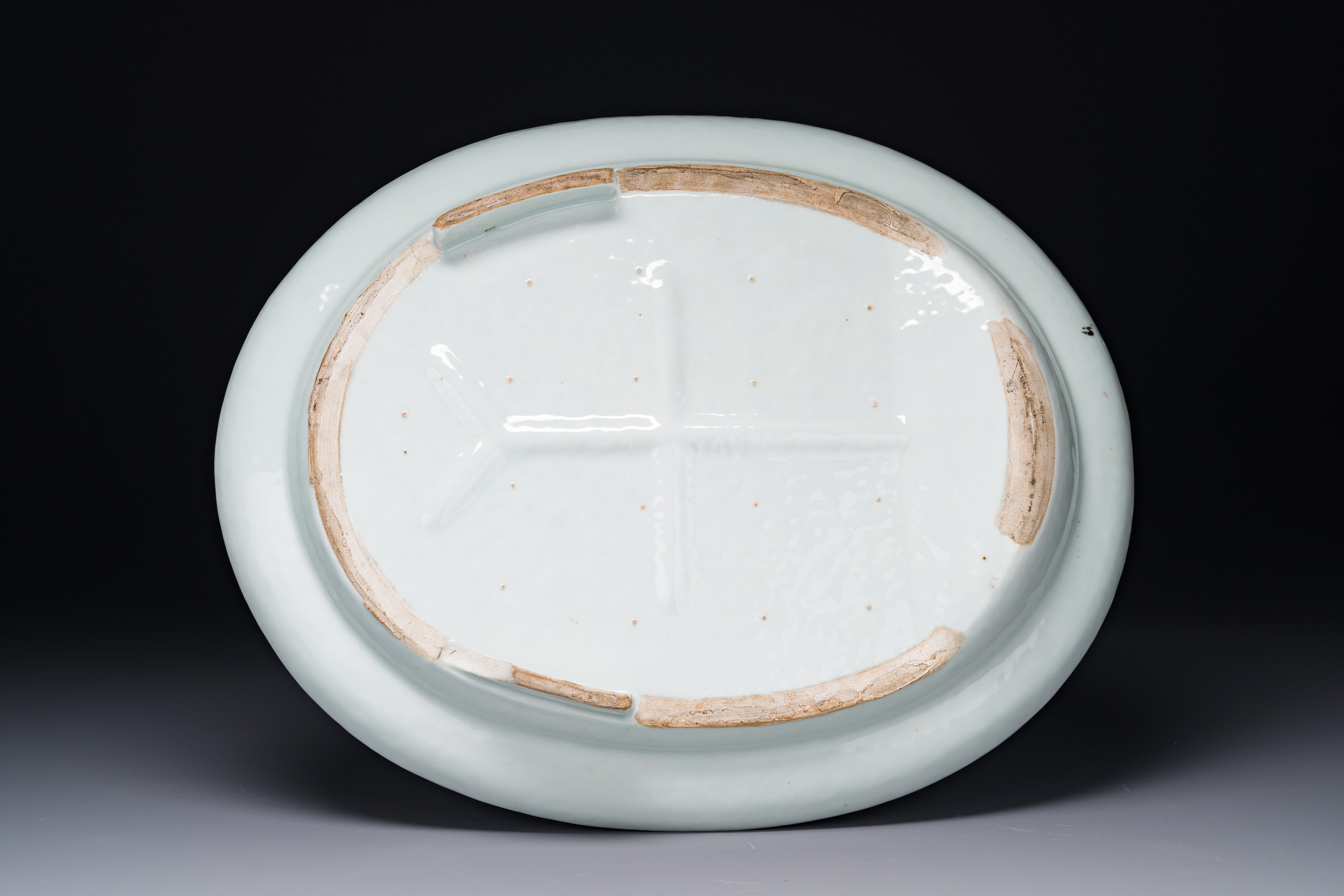An ovale Chinese Canton famille rose dish with narrative design, 19th C. - Image 2 of 3