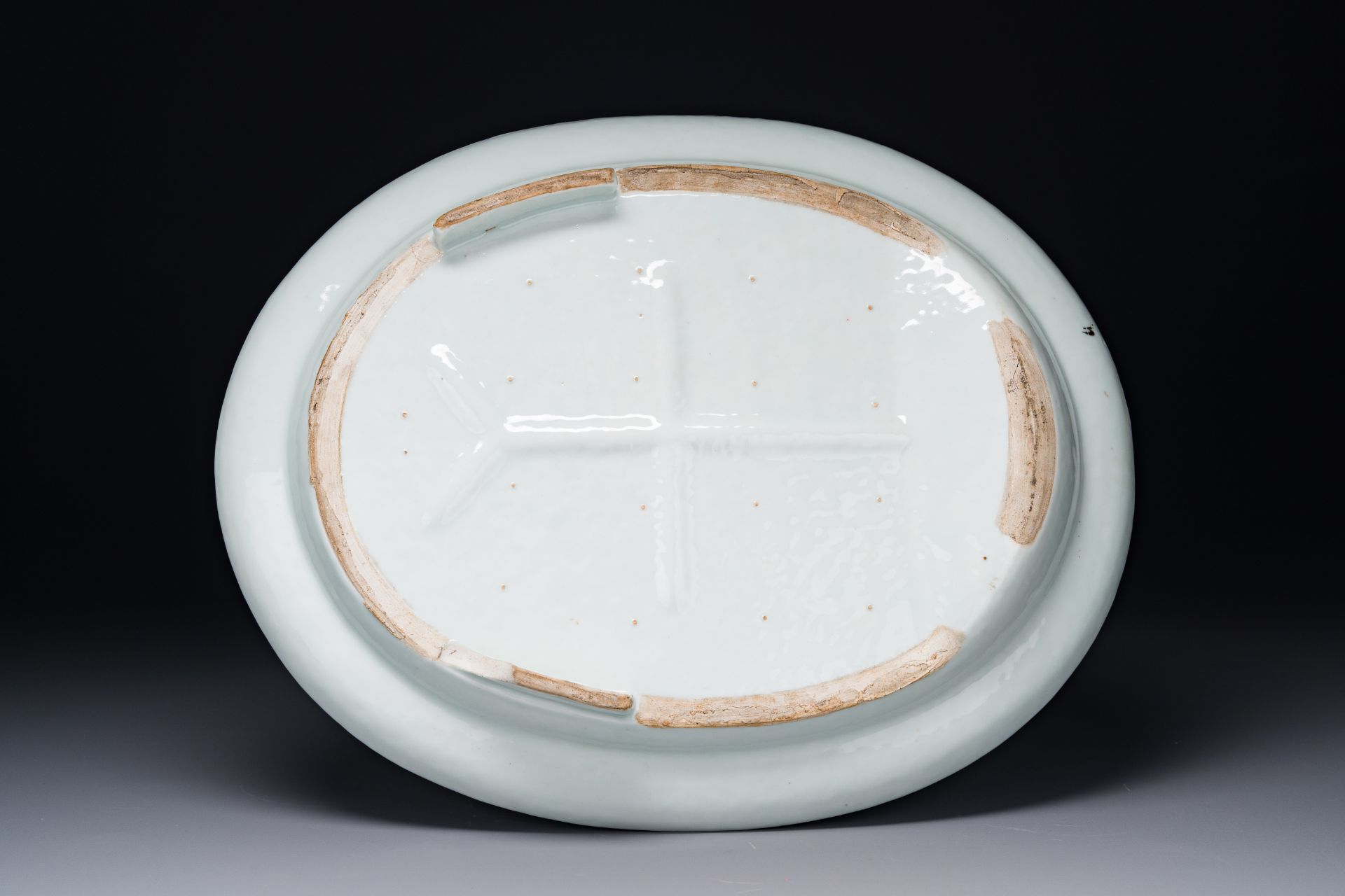 An ovale Chinese Canton famille rose dish with narrative design, 19th C. - Bild 2 aus 3