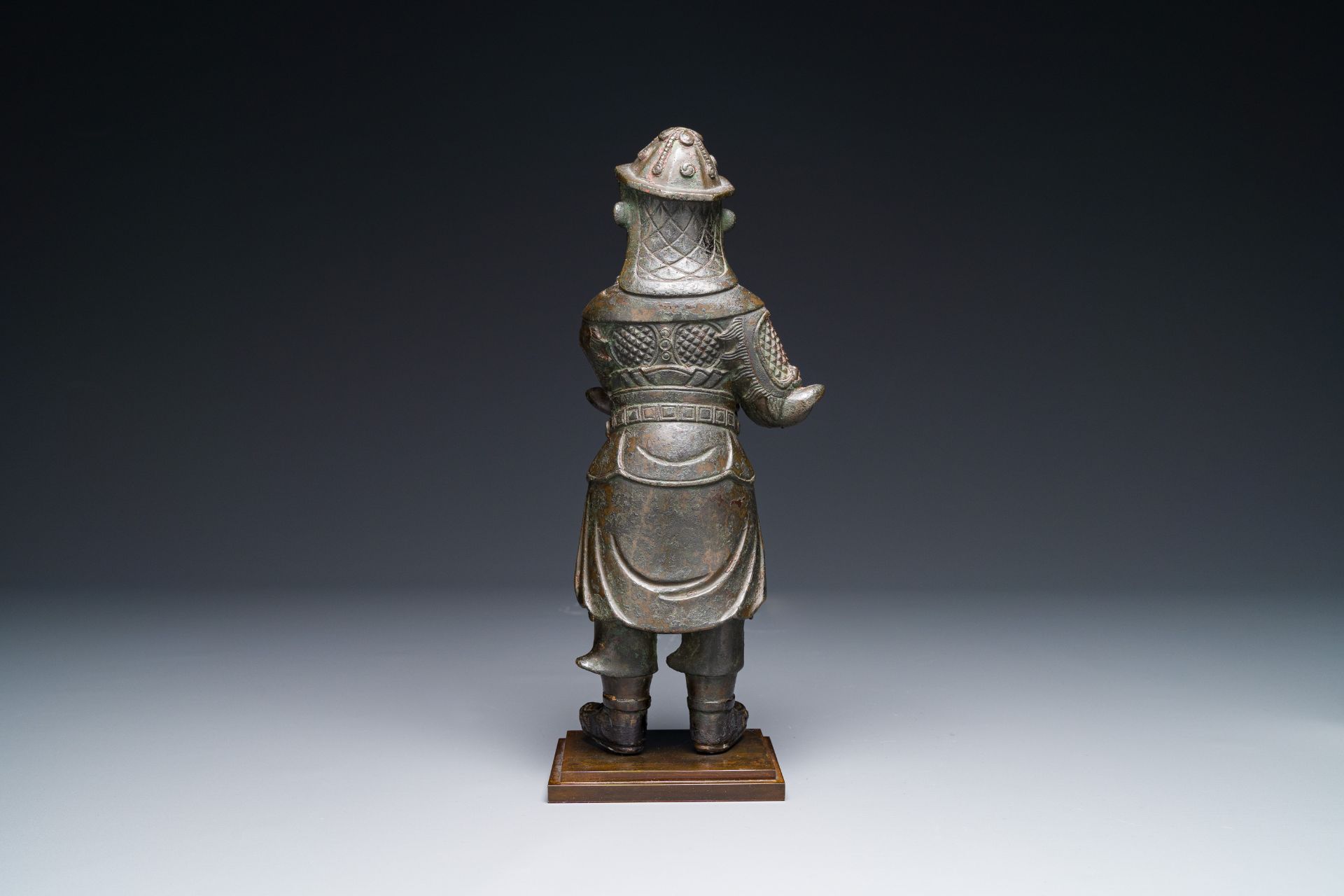 A fine Chinese gilt bronze figure of Zhou Cang å‘¨å€‰, Ming - Bild 7 aus 9