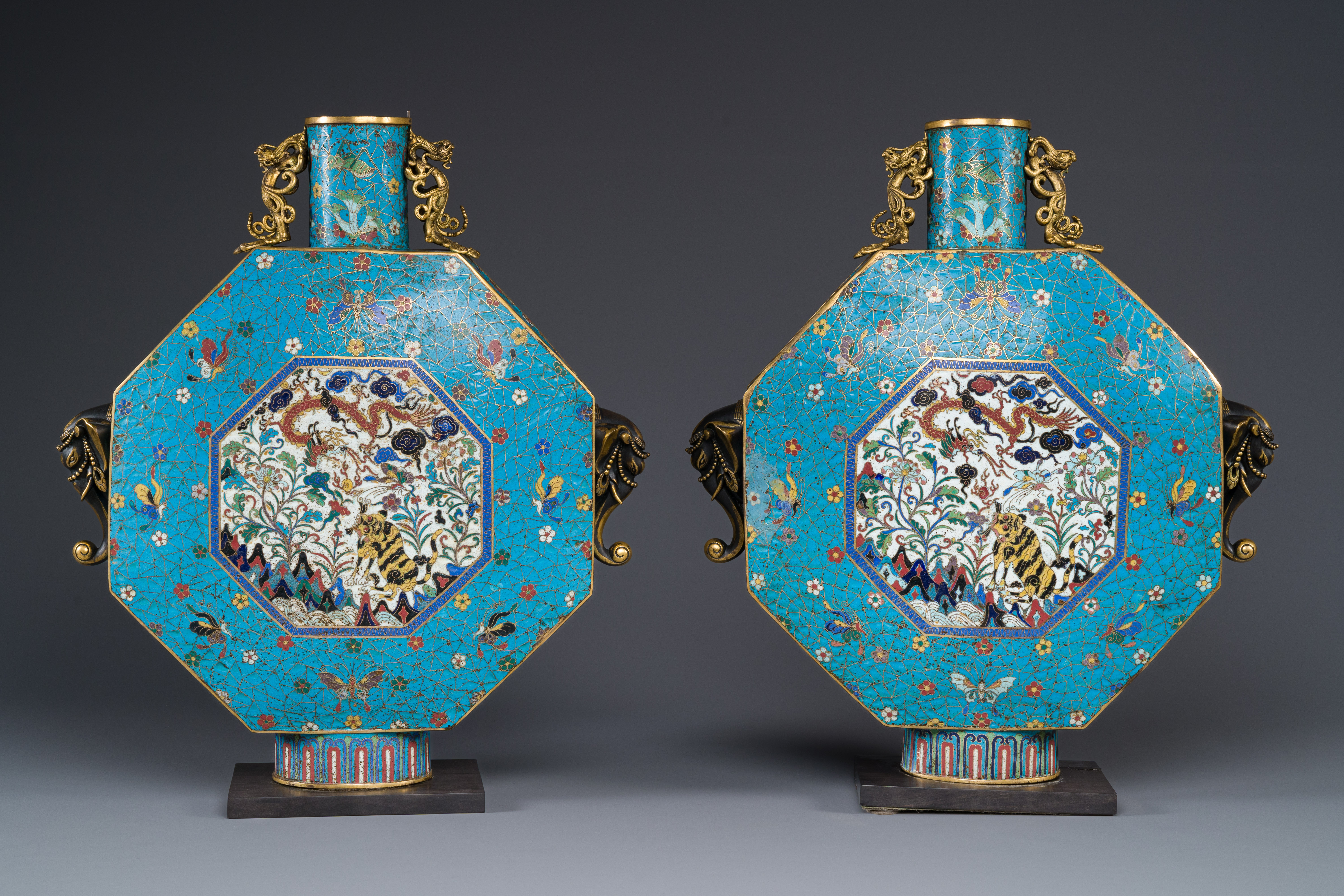 A pair of large Chinese octagonal cloisonne moonflasks, 'bianhu', Qianlong/Jiaqing - Image 2 of 7