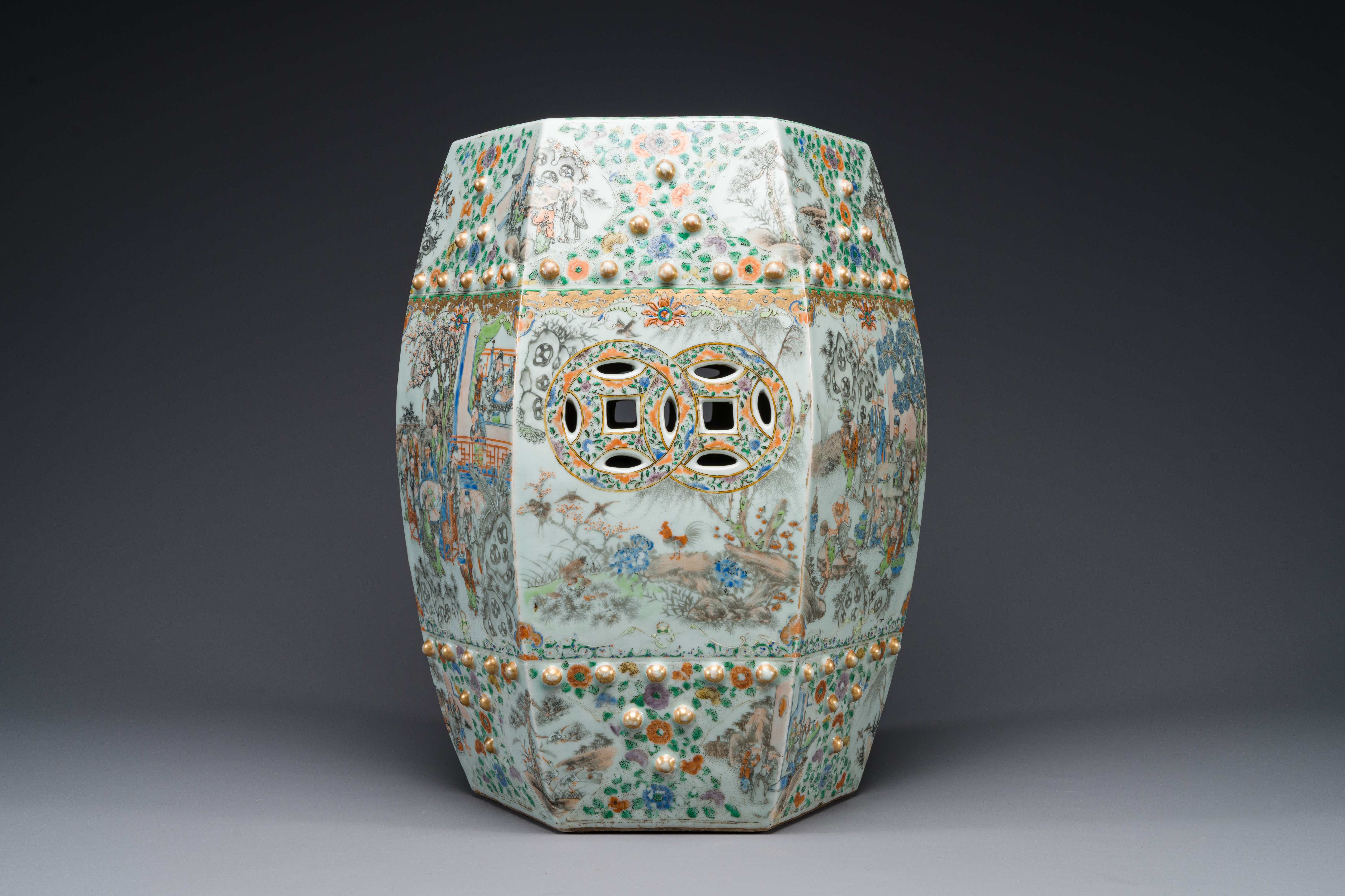 A Chinese Canton famille verte garden seat with figurative design, 19th C. - Image 2 of 4