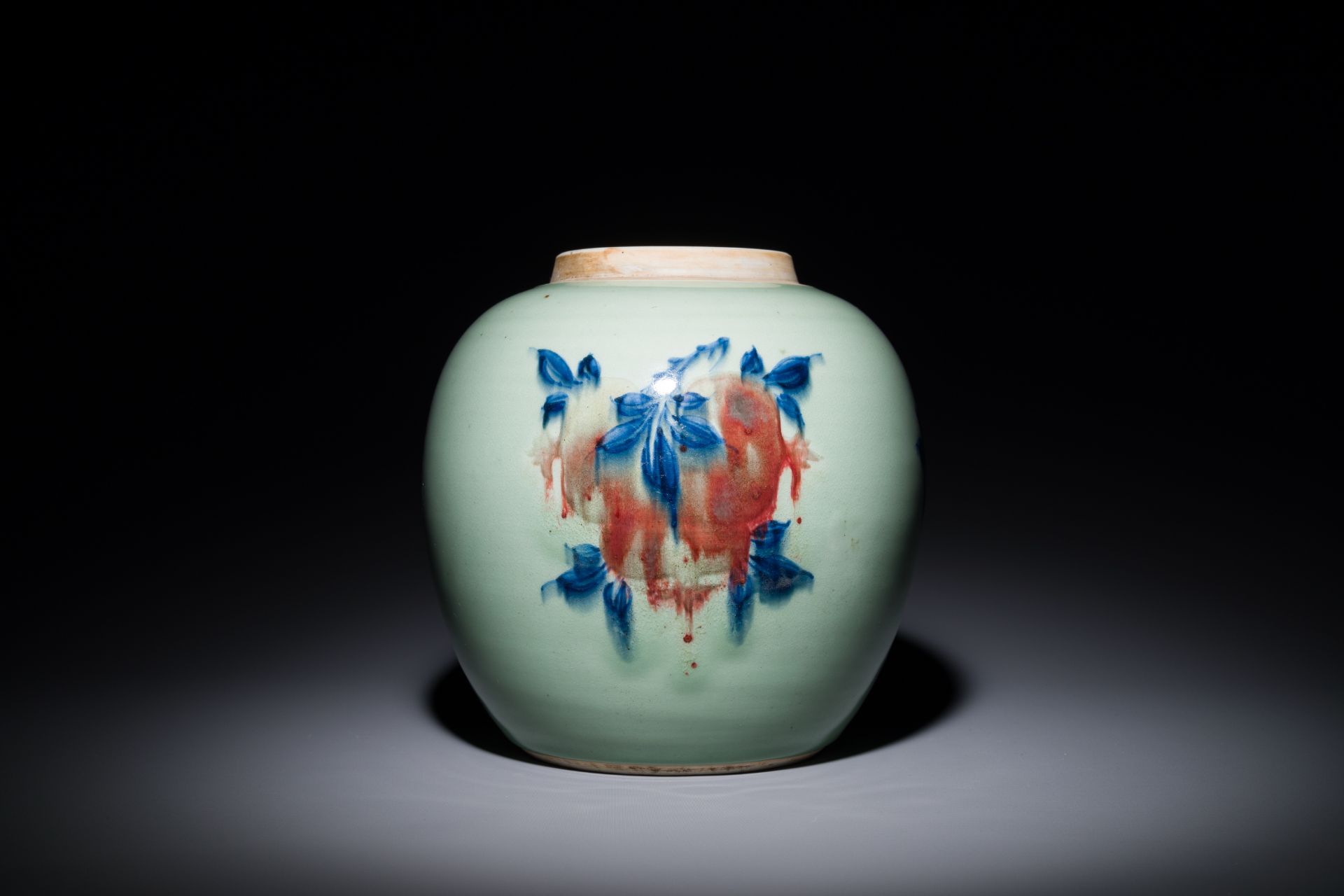 A Chinese celadon-ground blue, white and copper-red ginger jar with wooden cover and stand, 18th C. - Bild 2 aus 4