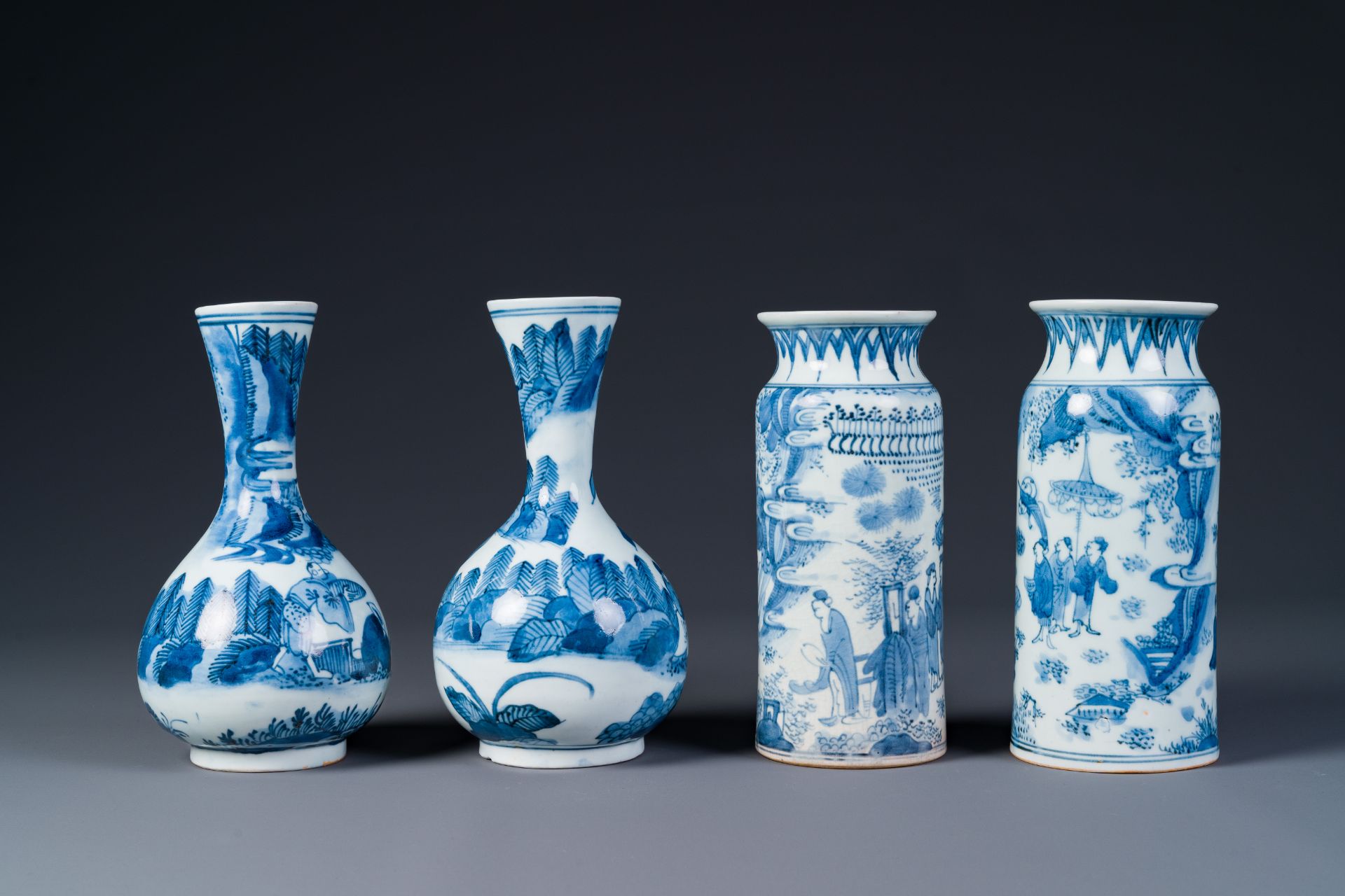 Two pairs of Japanese blue and white vases with figures in a landscape, Edo, 17th C. - Bild 4 aus 6
