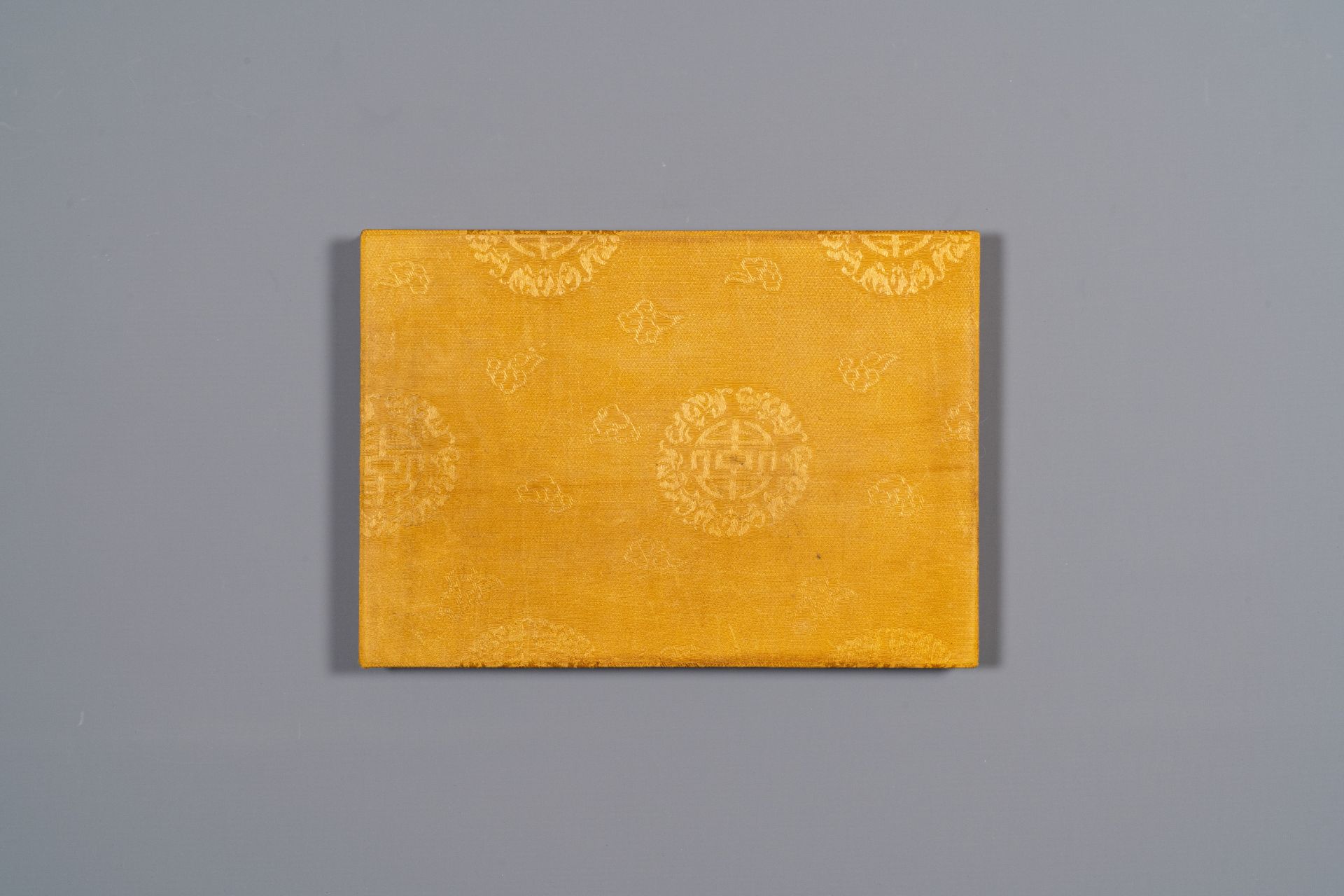 A Chinese 'imperial porcelain' album, ink and color on silk, Qianlong seal mark, 20th C. - Bild 11 aus 11