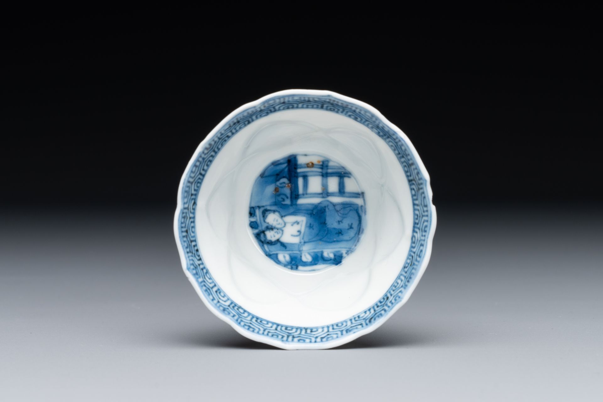 Four Chinese blue and white saucers and an 'erotic' cup, Kangxi - Bild 6 aus 7