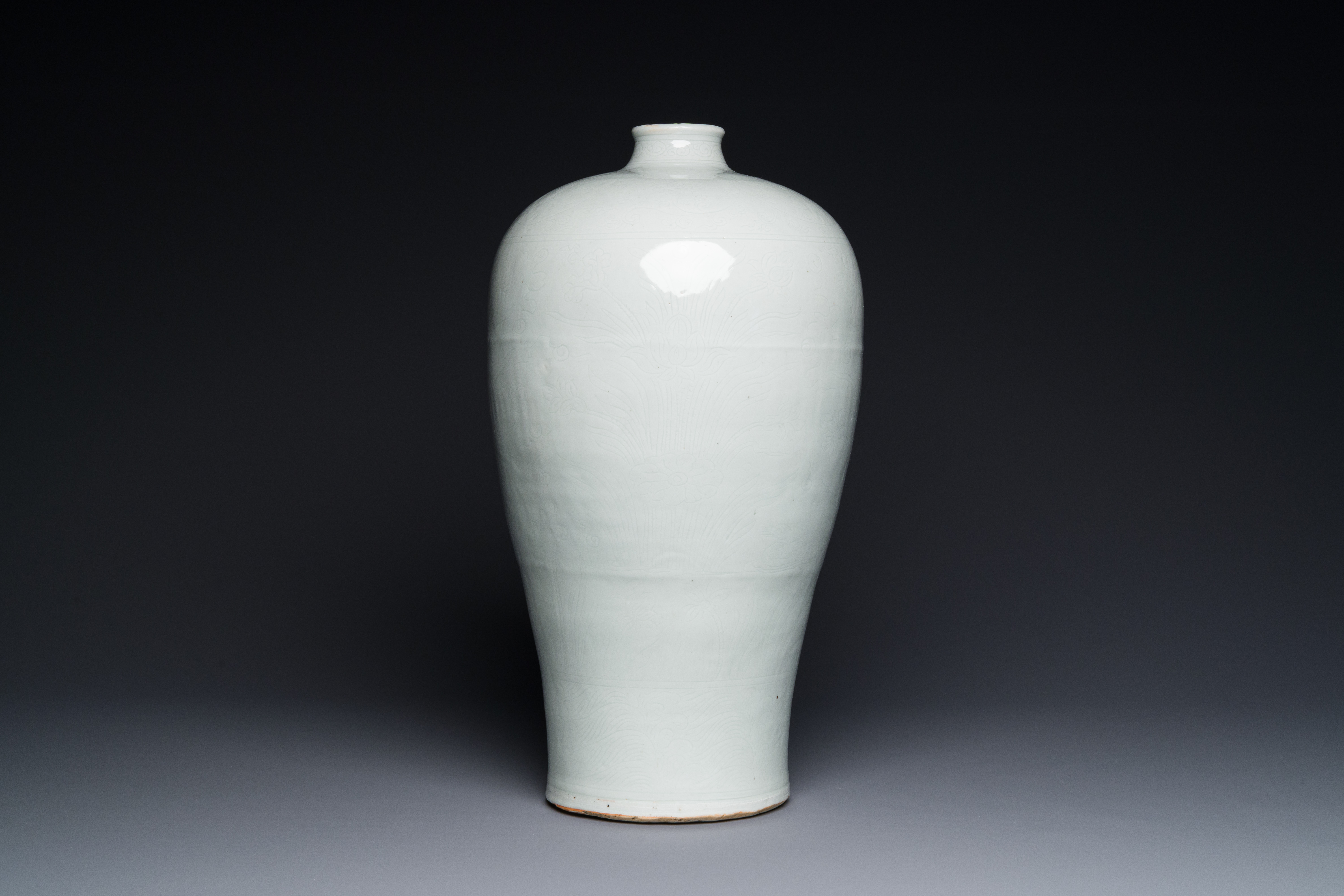 A large Chinese tianbai-type 'meiping' vase with floral anhua design, Ming, 15th C. - Image 2 of 7
