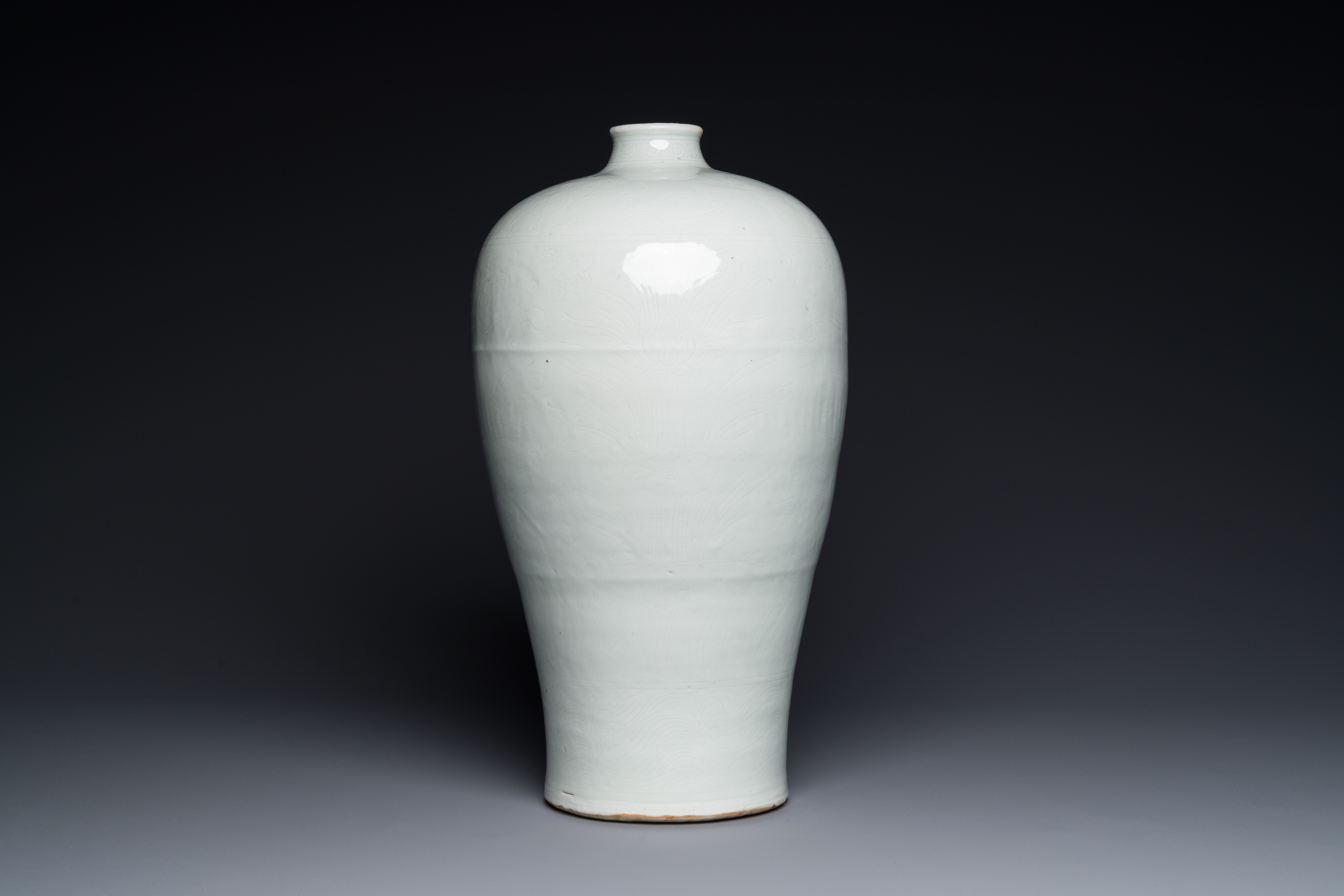 A large Chinese tianbai-type 'meiping' vase with floral anhua design, Ming, 15th C. - Image 4 of 7