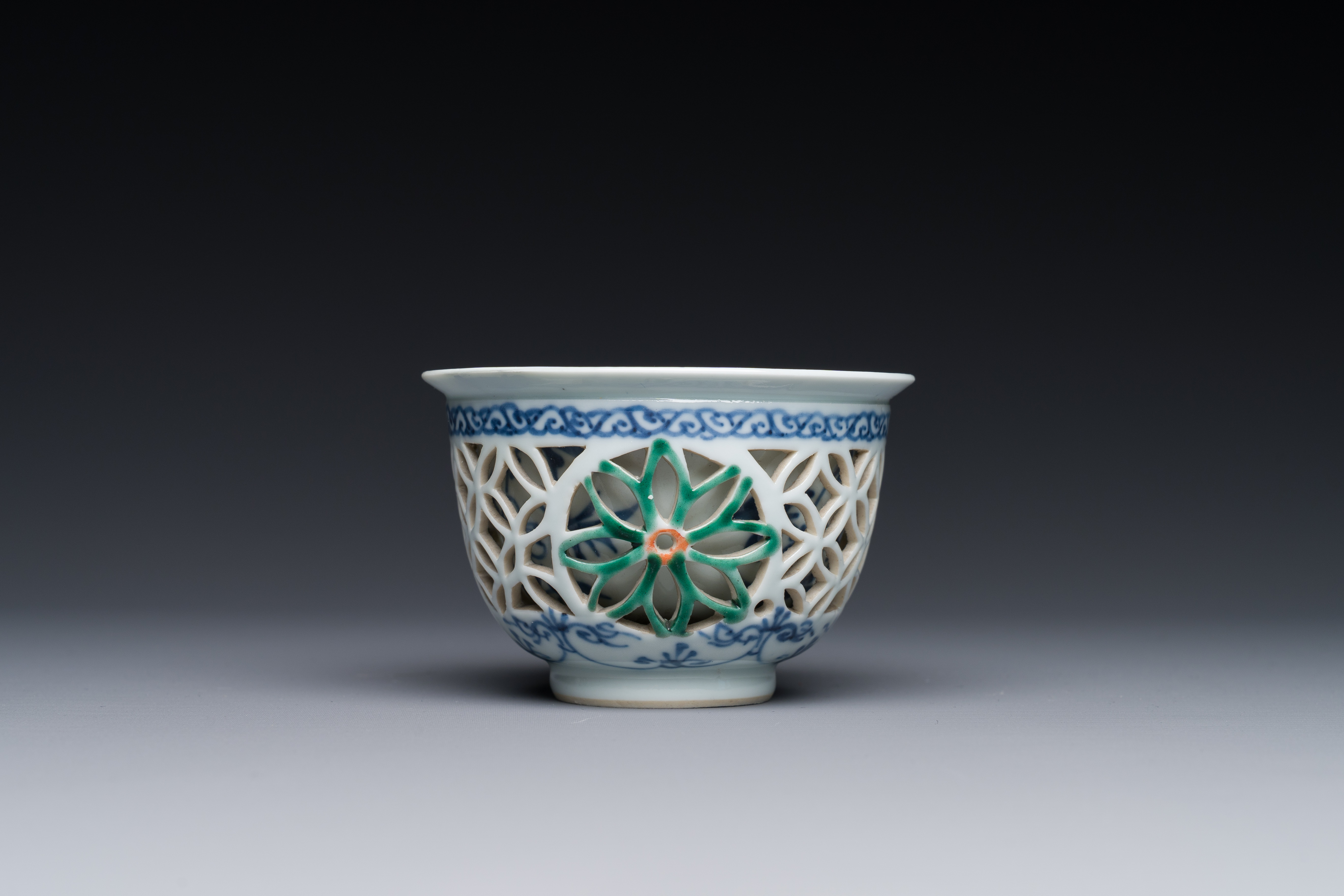 A rare Chinese reticulated double-walled famille verte cup, Kangxi - Image 4 of 5